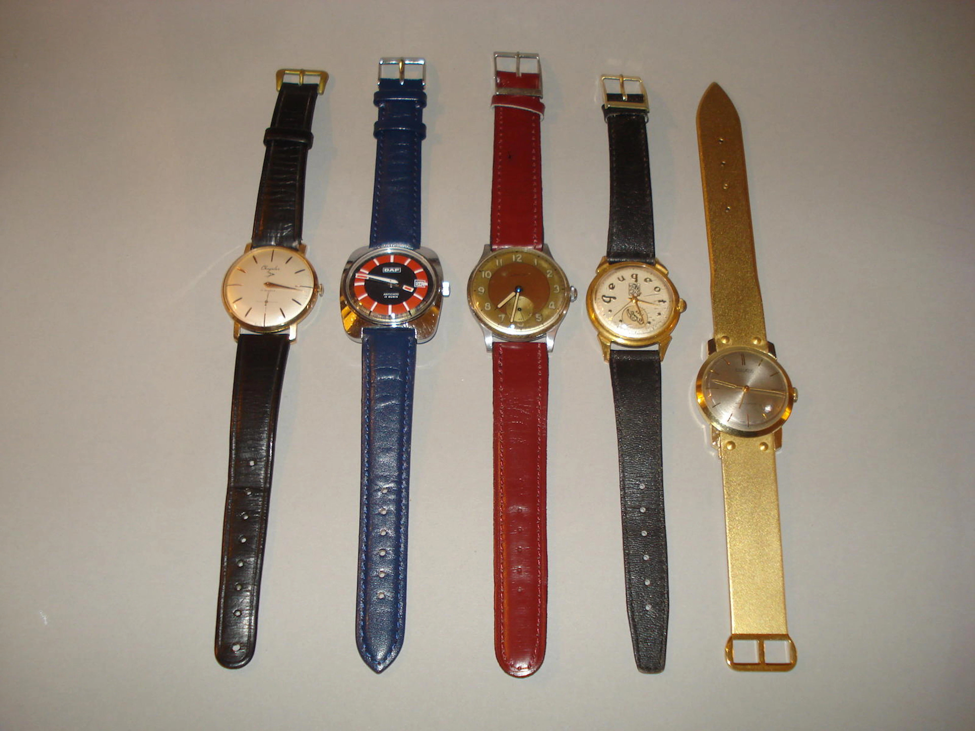 Cinq montres publicitaires,