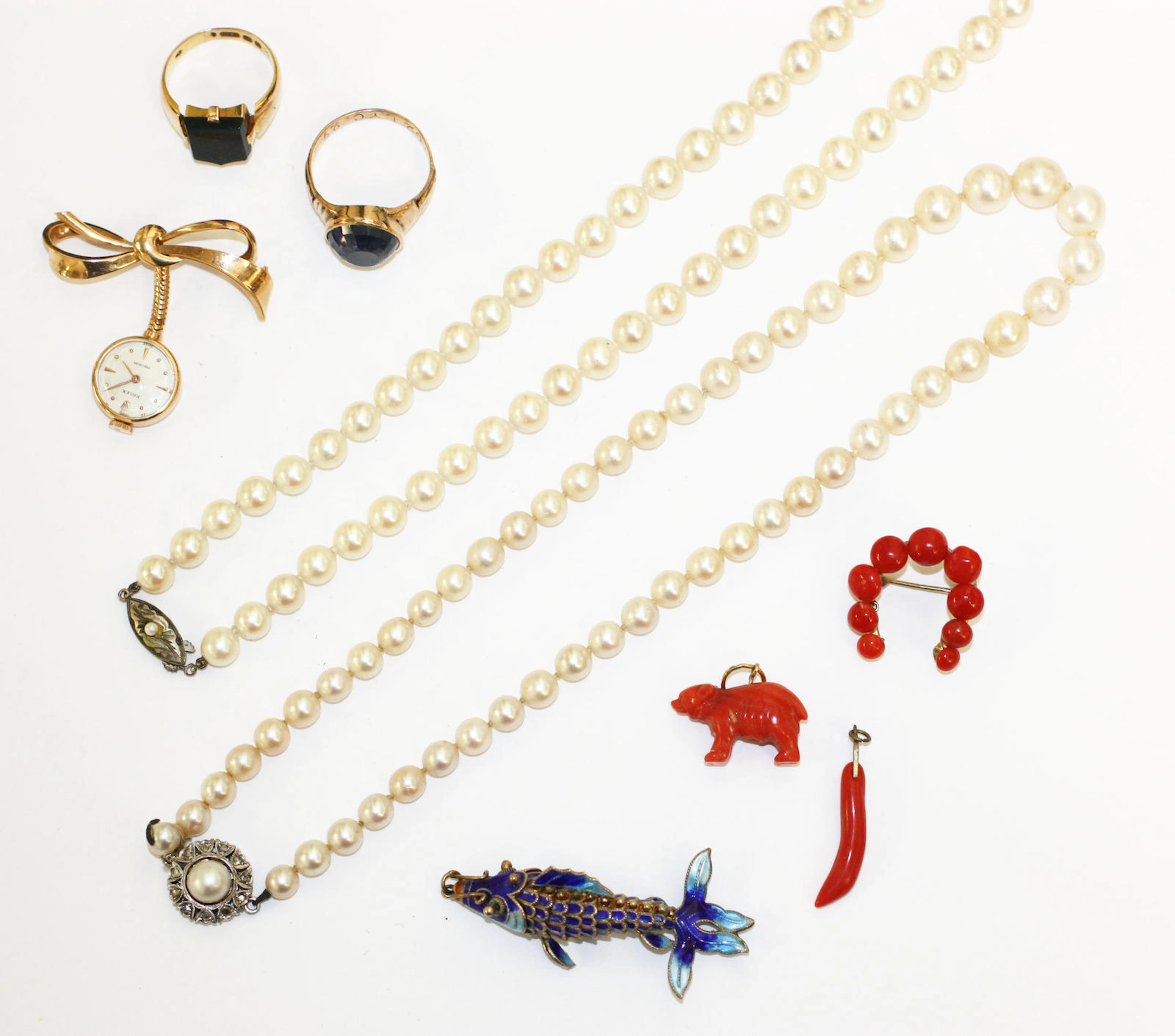 A collection of jewellery,