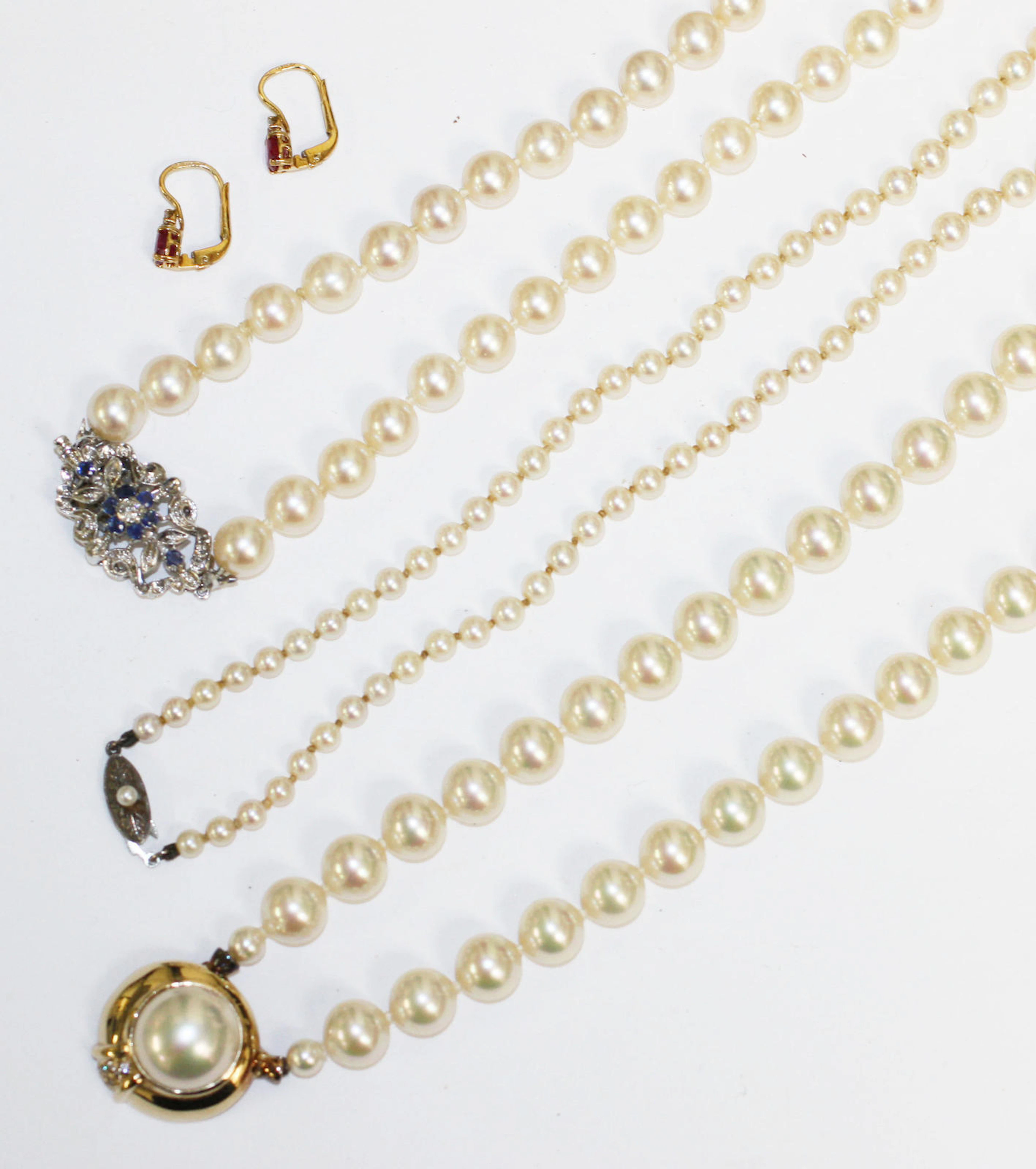 A collection of jewellery (4)