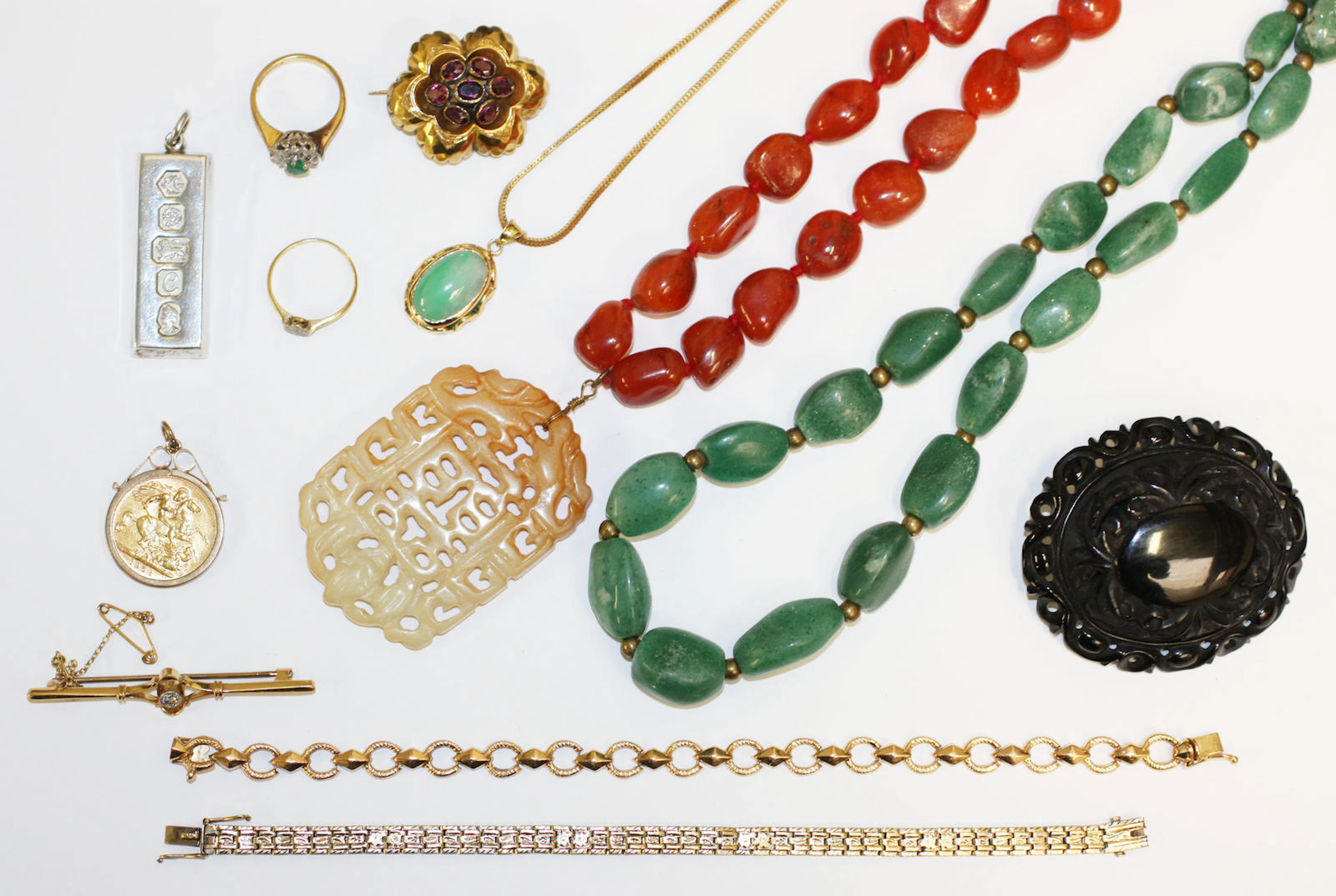 Small collection of jewellery,