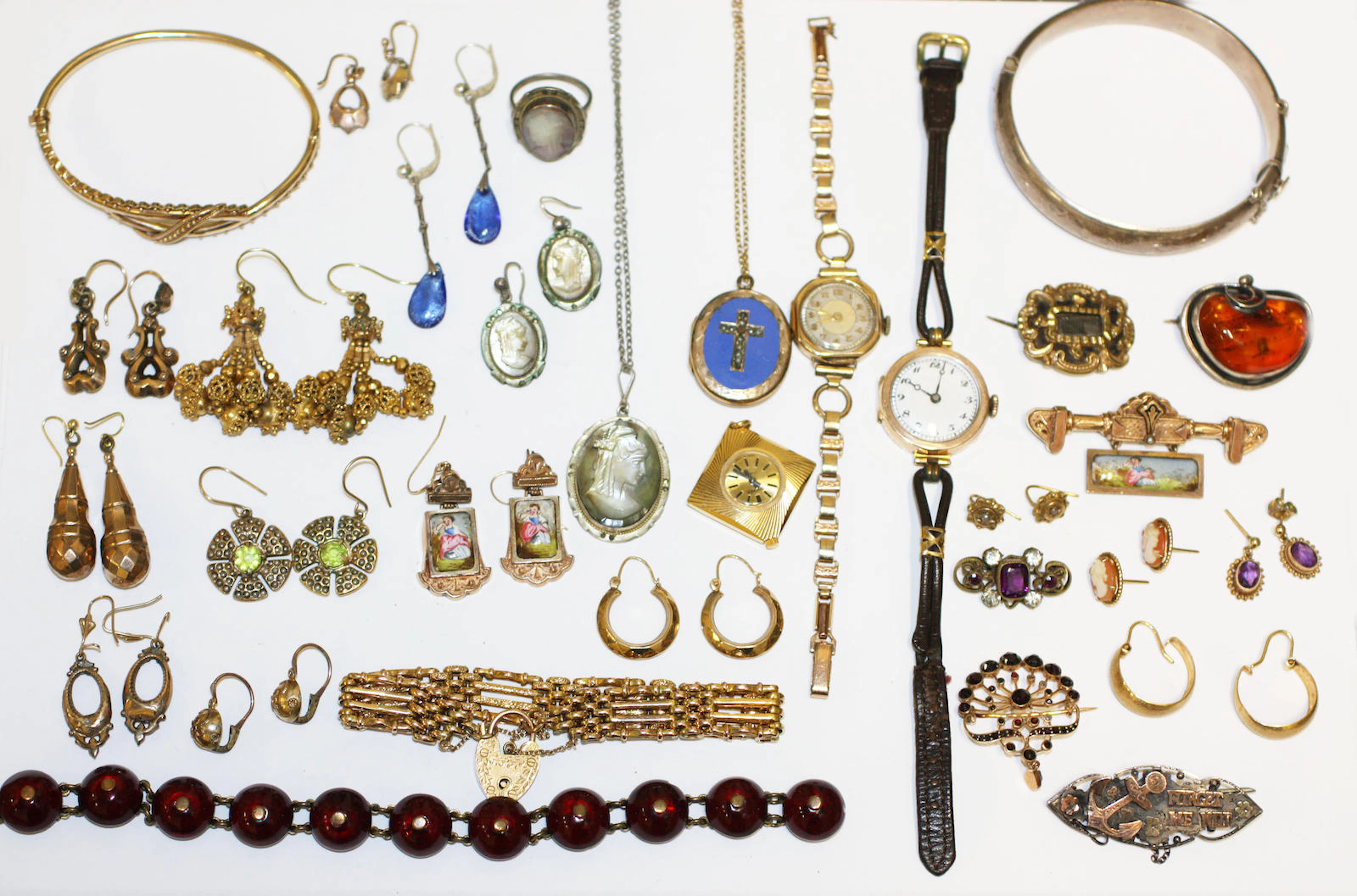 A small collection of jewellery,