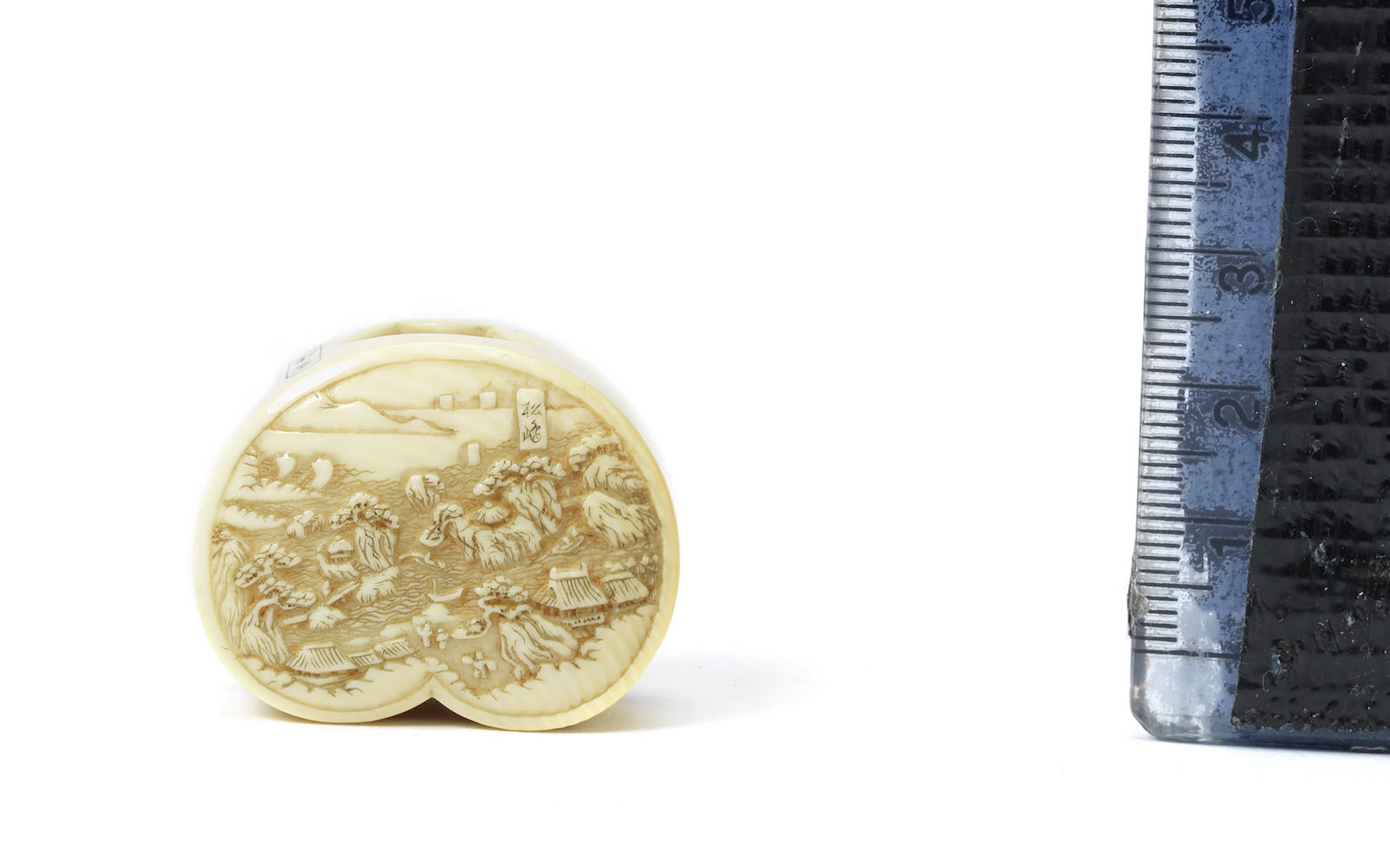 An ivory heart-shaped netsuke By Hogen Fujiwara Masanobu, 19th century