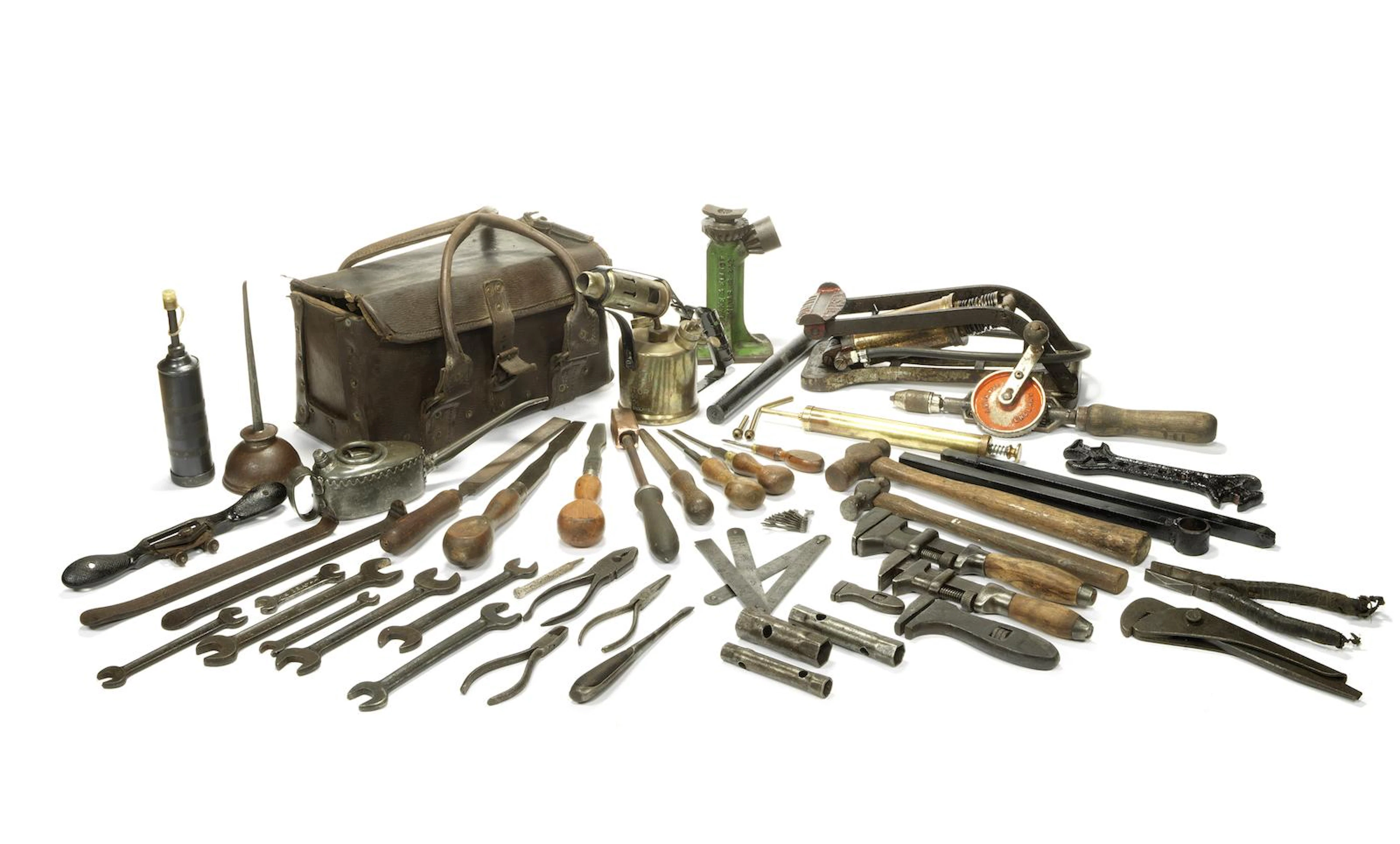 Un assortiment d'outils pour une voiture de collection,
