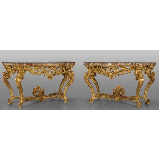 Coppia di consoles Luigi XV in legno finemente intagliato e dorato