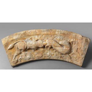 Elemento di arco romanico in marmo scolpito con animali fantastici