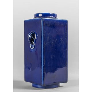 Vaso in porcellana blu di forma quadrata
