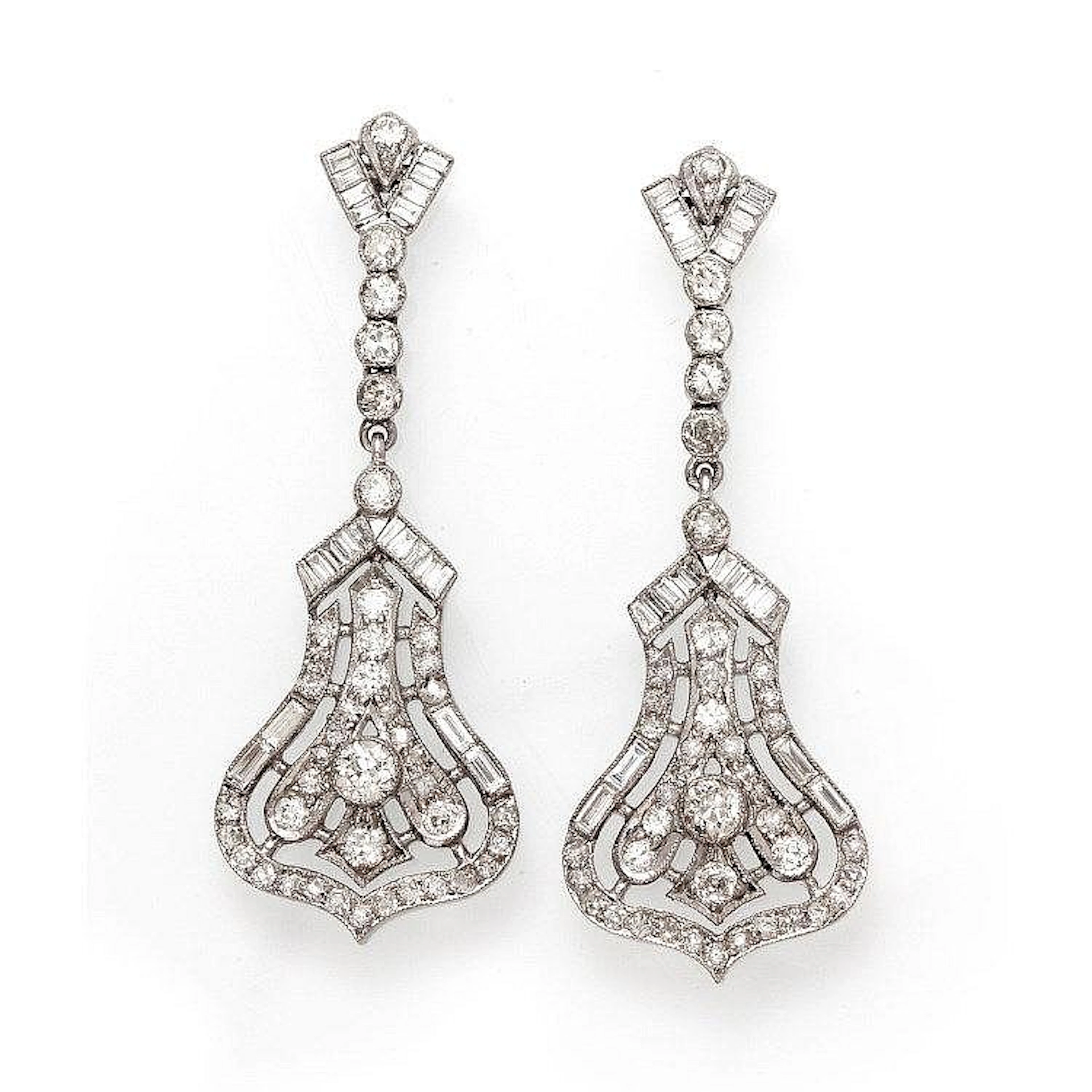 Une paire de pendants d’oreilles en or gris (18K 750‰) articulée de motifs