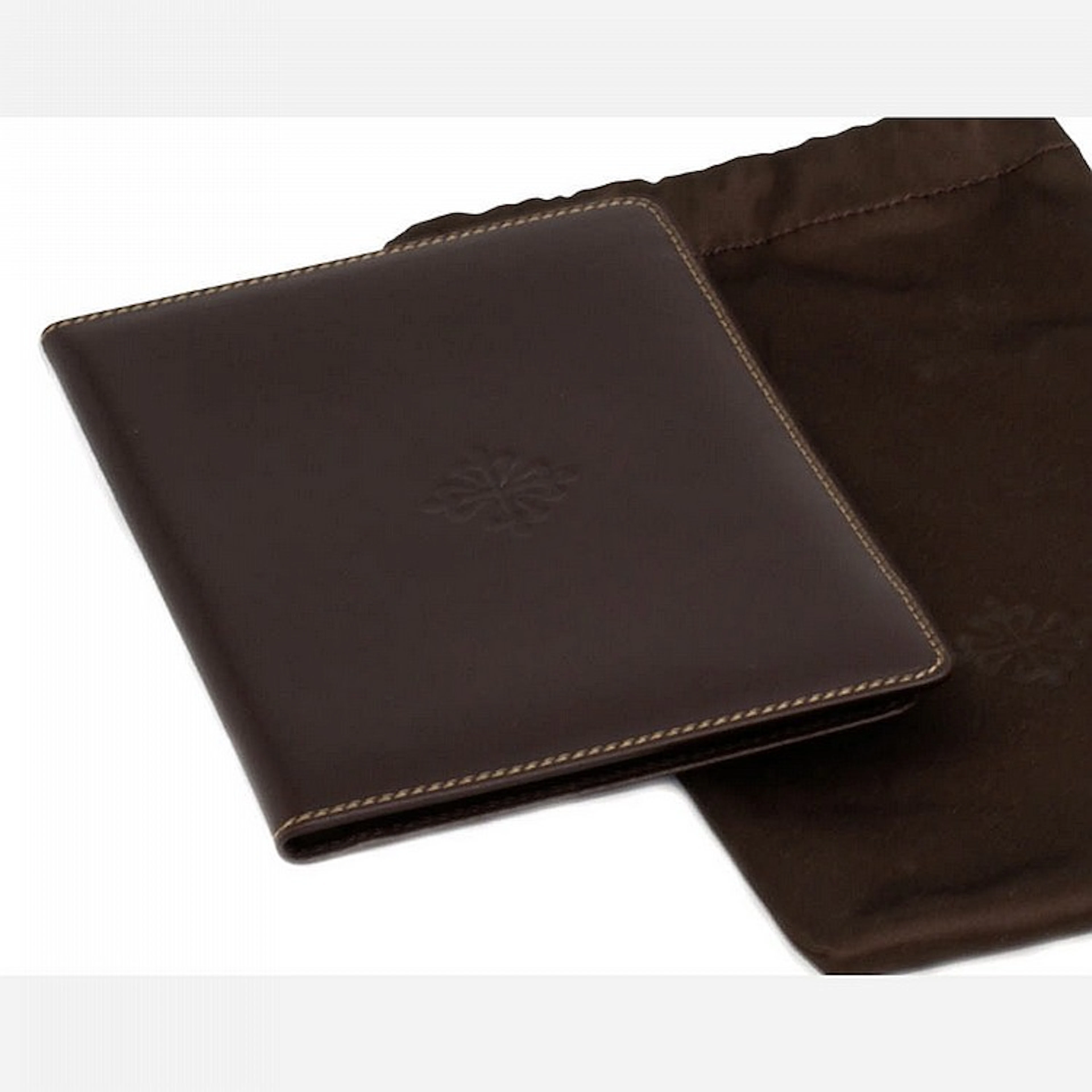 Patek Philippe, un porte cartes en cuir brun dans sa pochette de protection