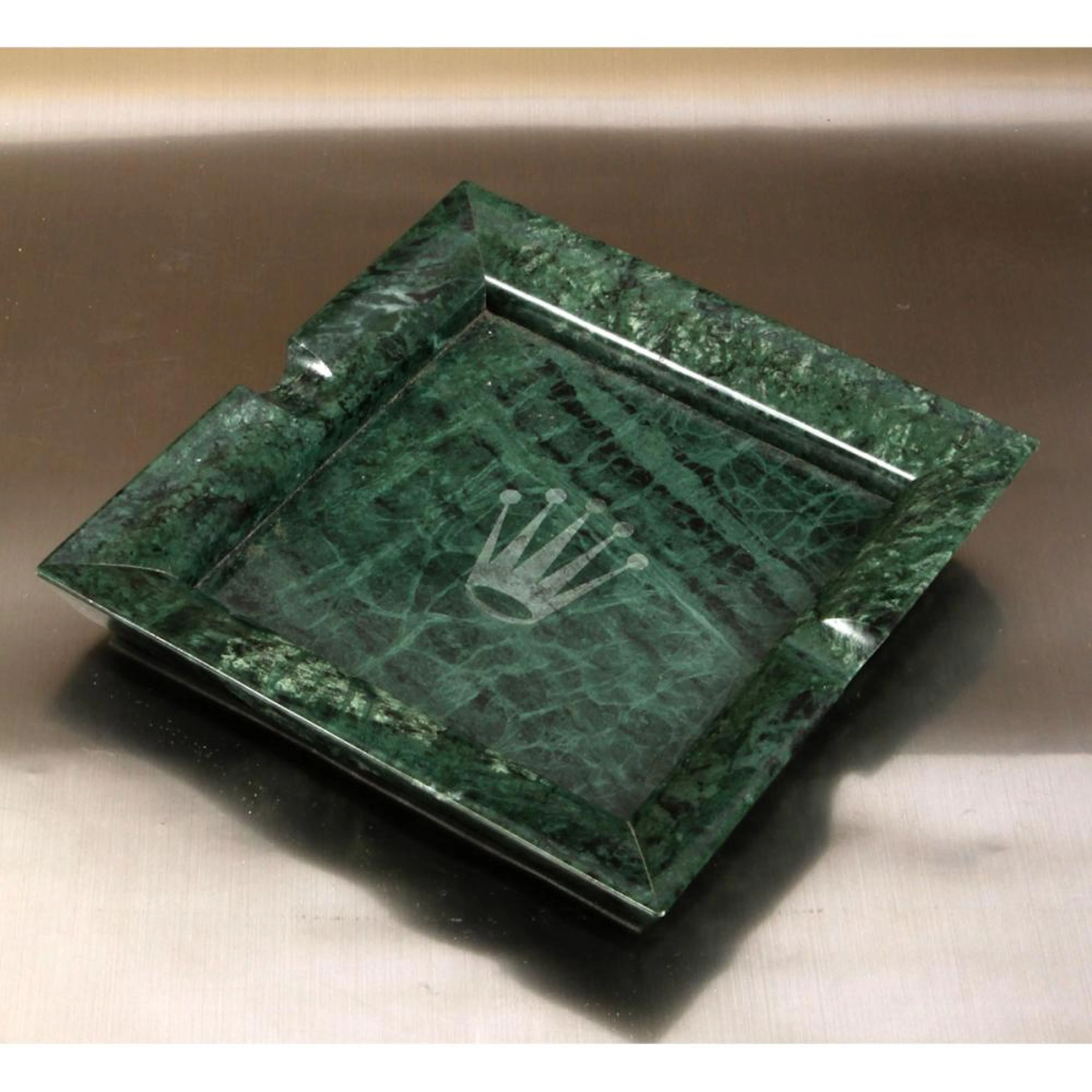 Rolex. Un cendrier de boutique en marbre vert. …
