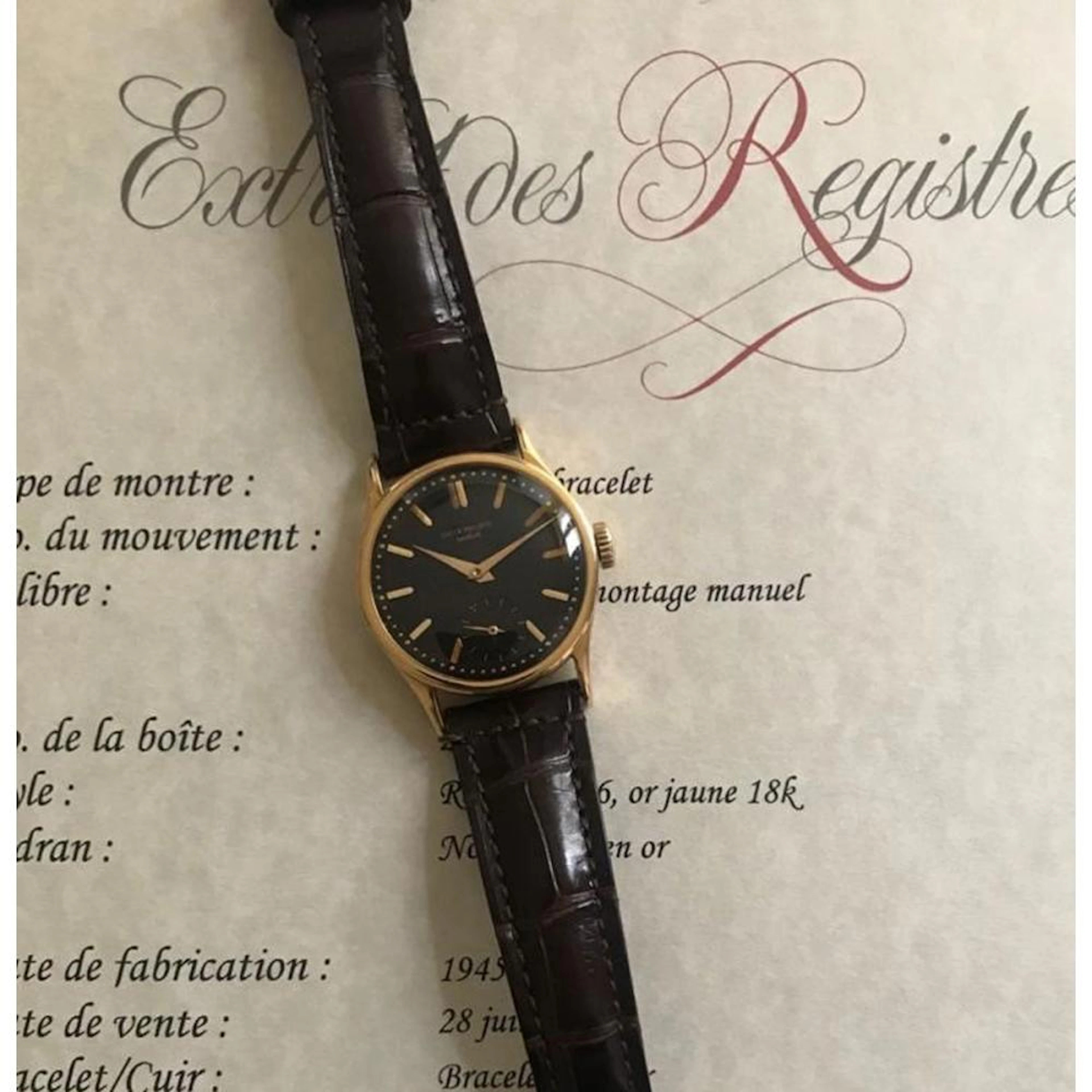 Patek Philippe, ref. 96, vendue en juin 1945. Une montre en or de type Calatrava, cadran noir laqué, index bâtons or appliqués, trotteuse à 6h