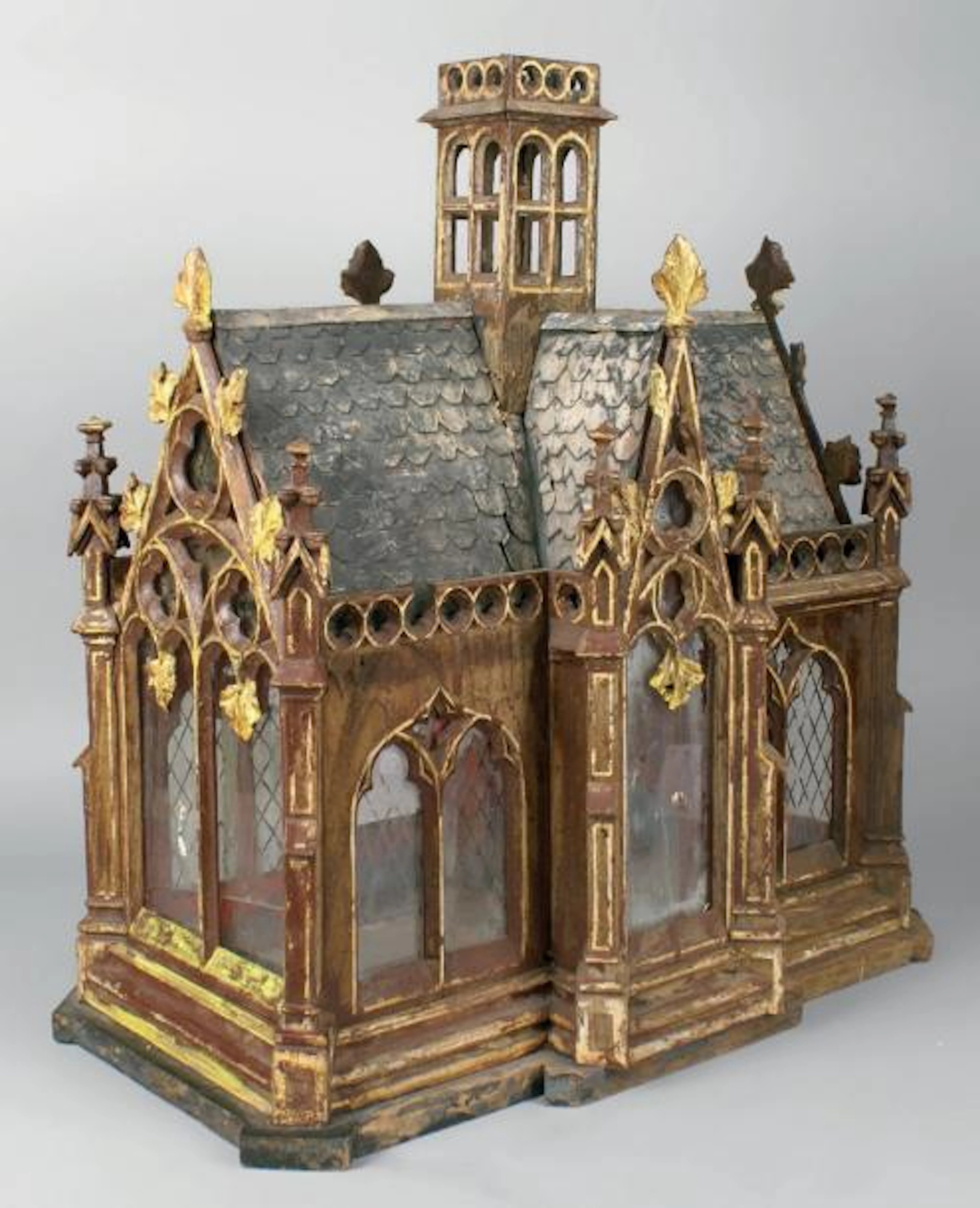 RELIQUAIRE en chêne sculpté et papier mâché peints et dorés et...