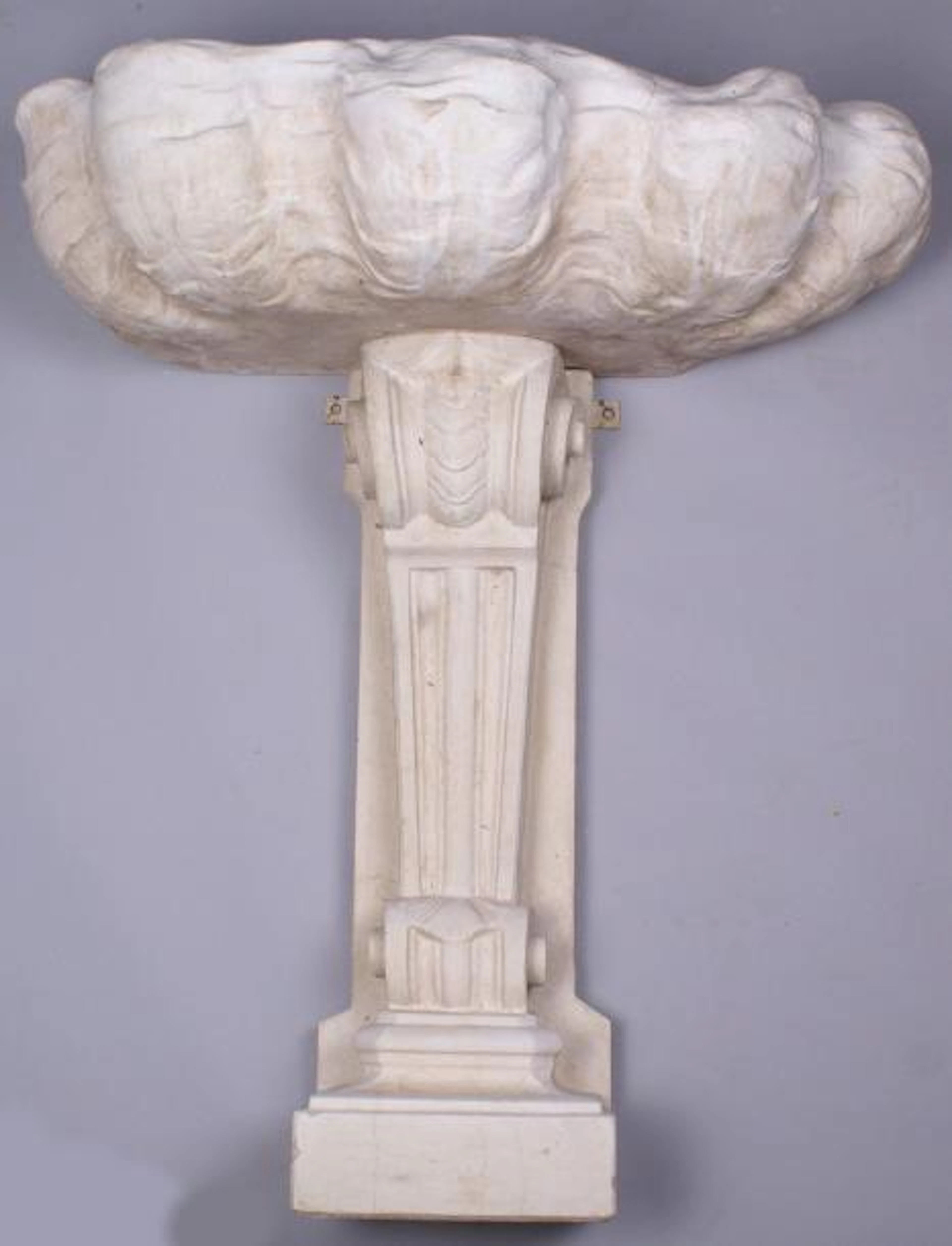 Fontaine en pierre reconstituée piétement en console à enroulement