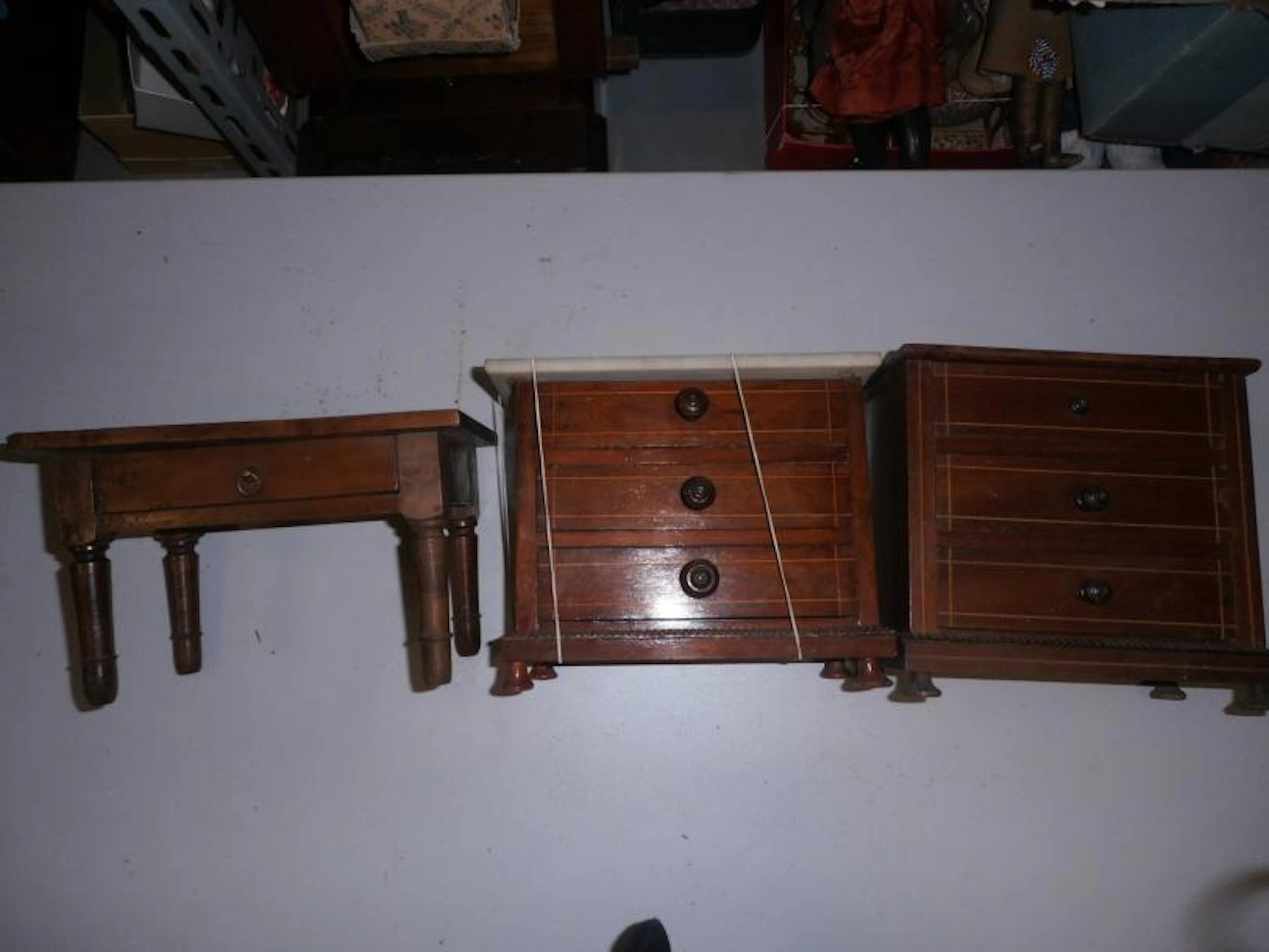 Mobilier comprenant: deux commodes à 3 tiroirs en placage d'acajou...