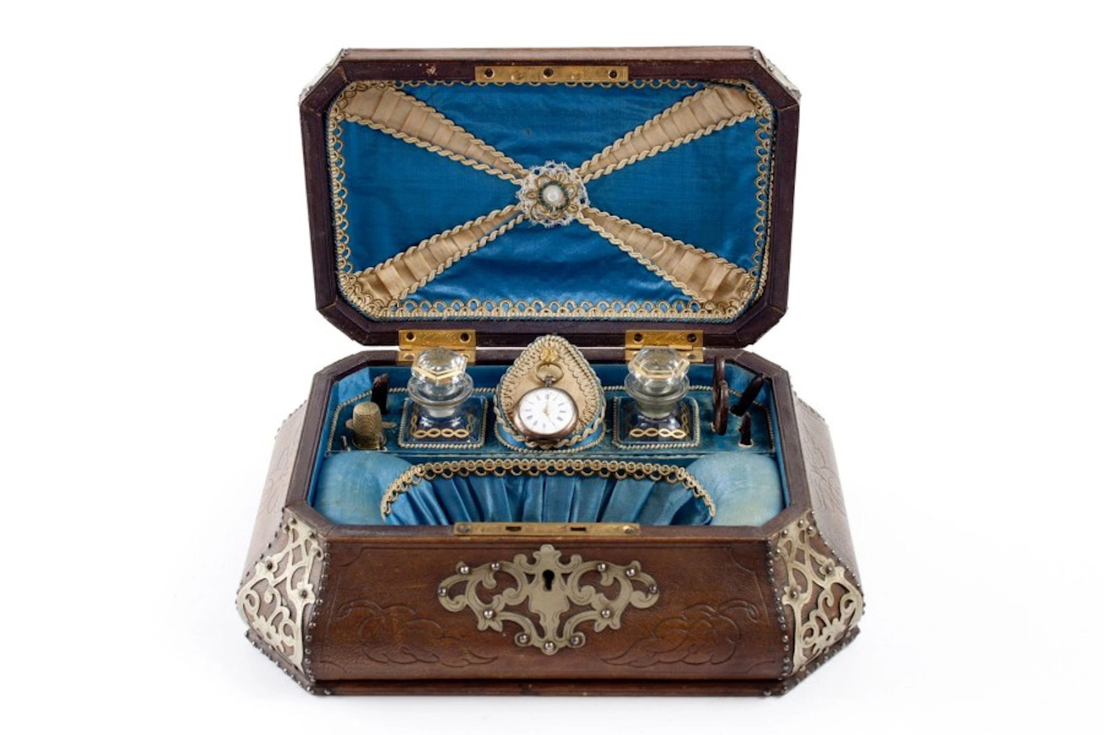 Sewing box with wooden structure covered with leather engraved of geometric patterns