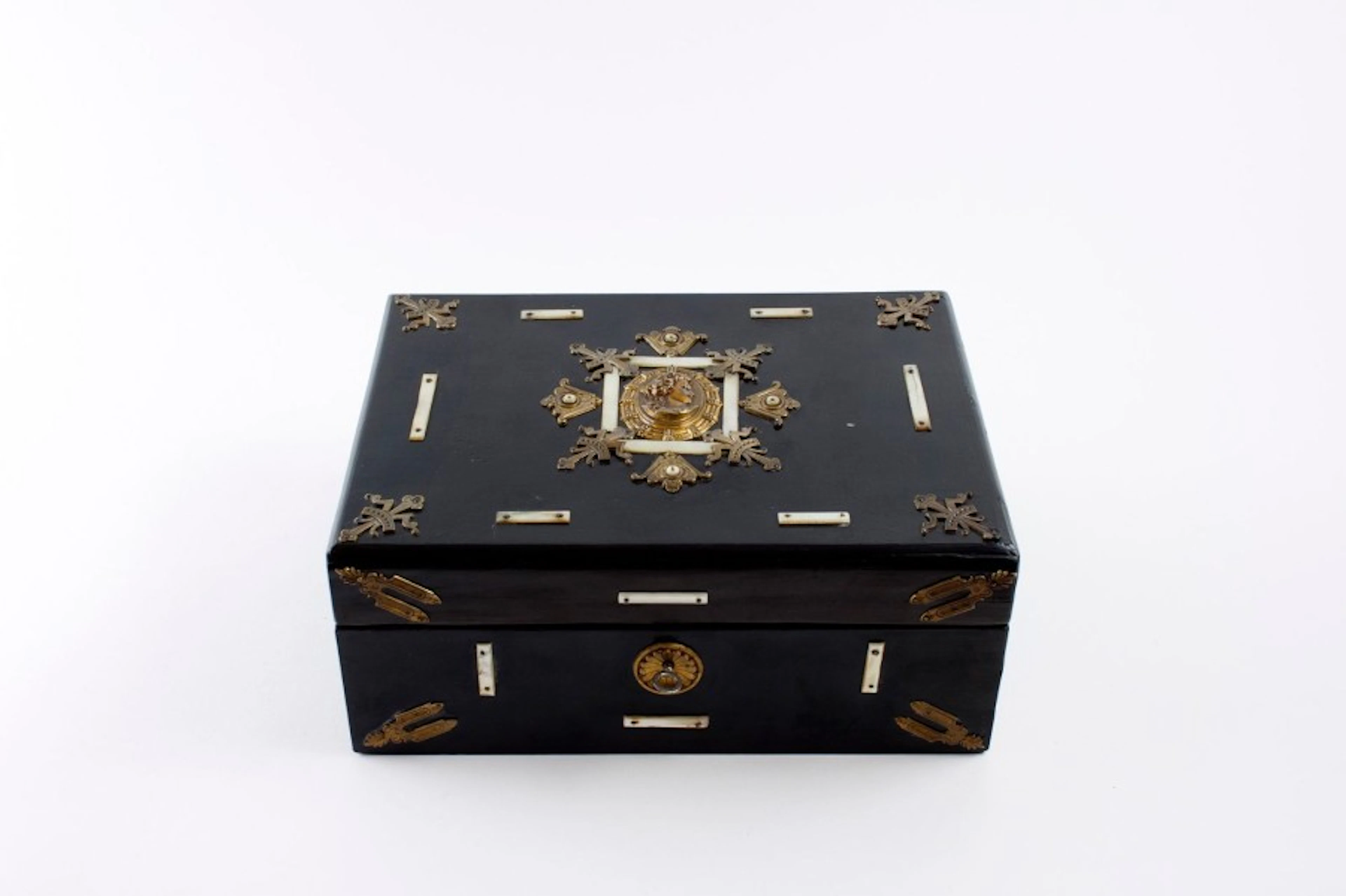 Rectangular sewing box in painted wood