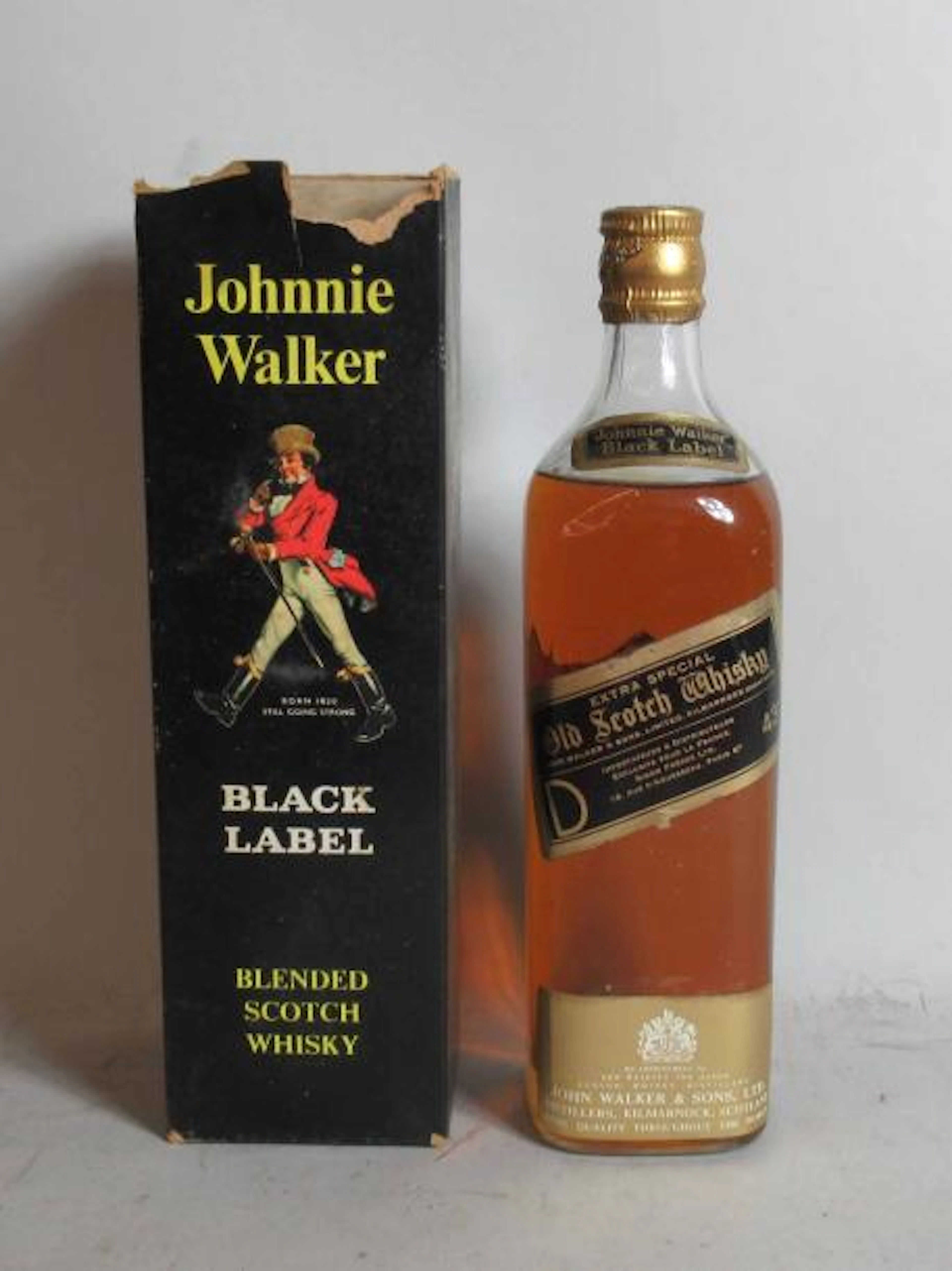 1 bouteille de Whisky JOHNNIE WALKER BLACK LABEL (avec son emboitage...