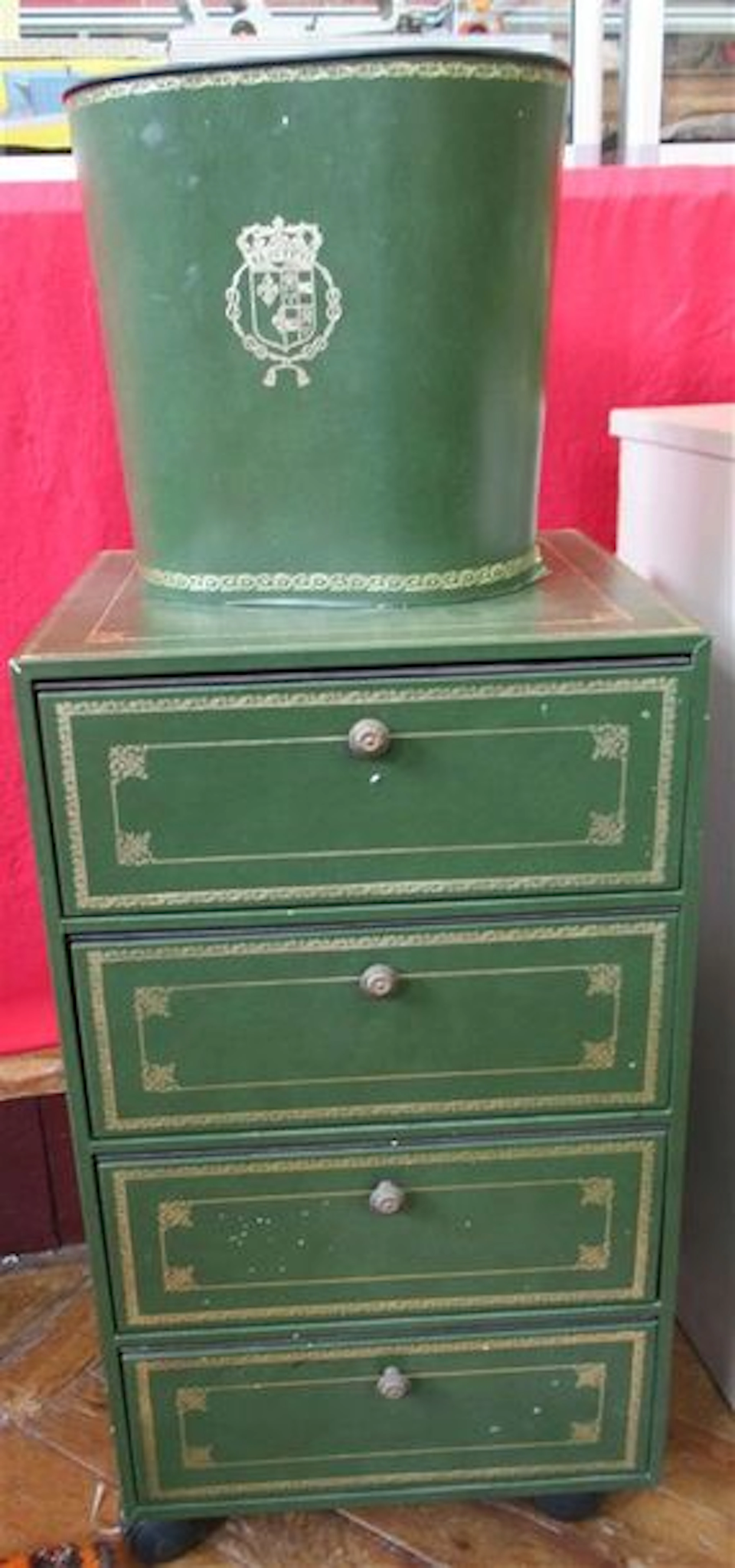 Petit meuble de rangement sur roulettes en bois et carton