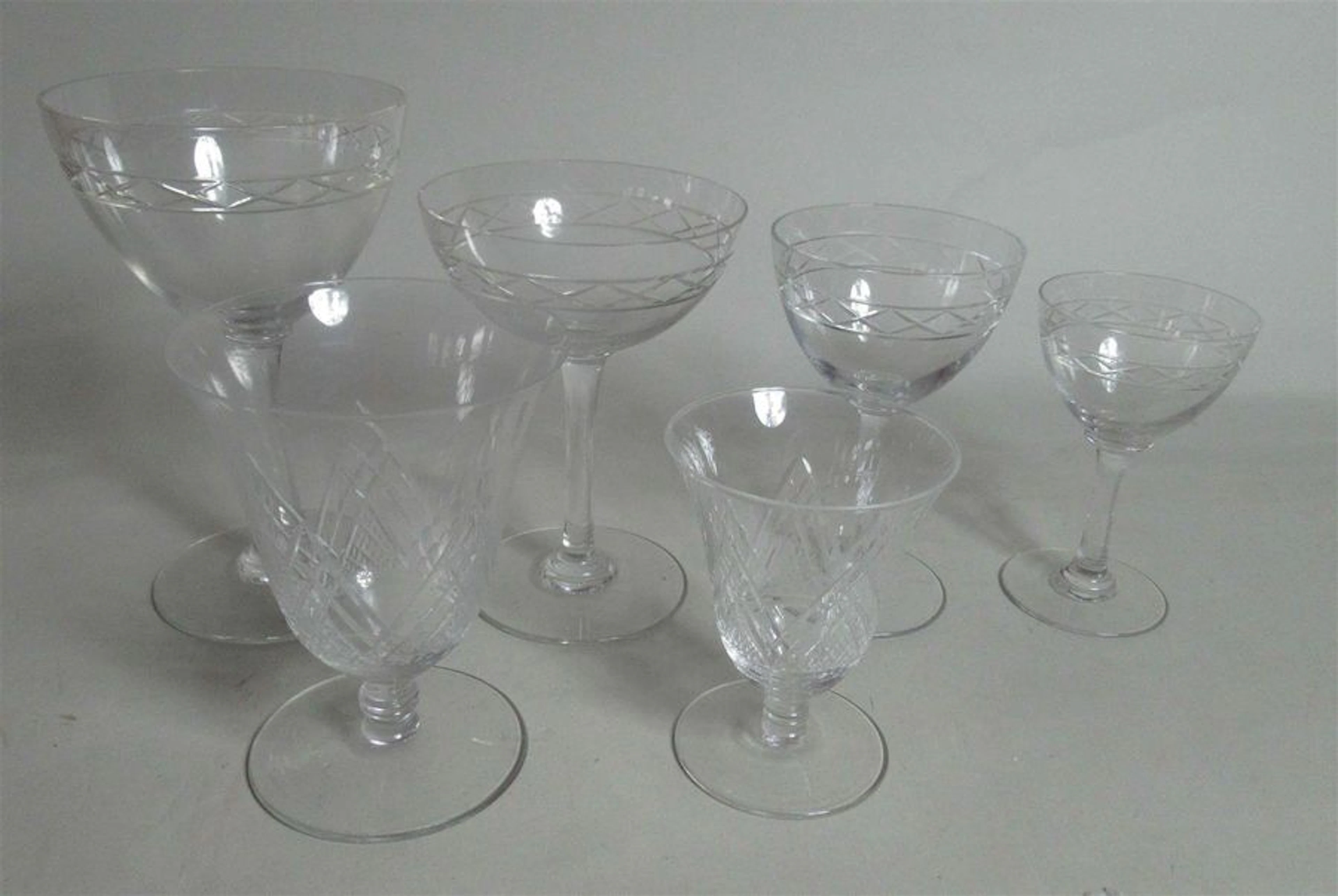 PARTIE DE SERVICE de verres en cristal taillé à motifs stylisés...