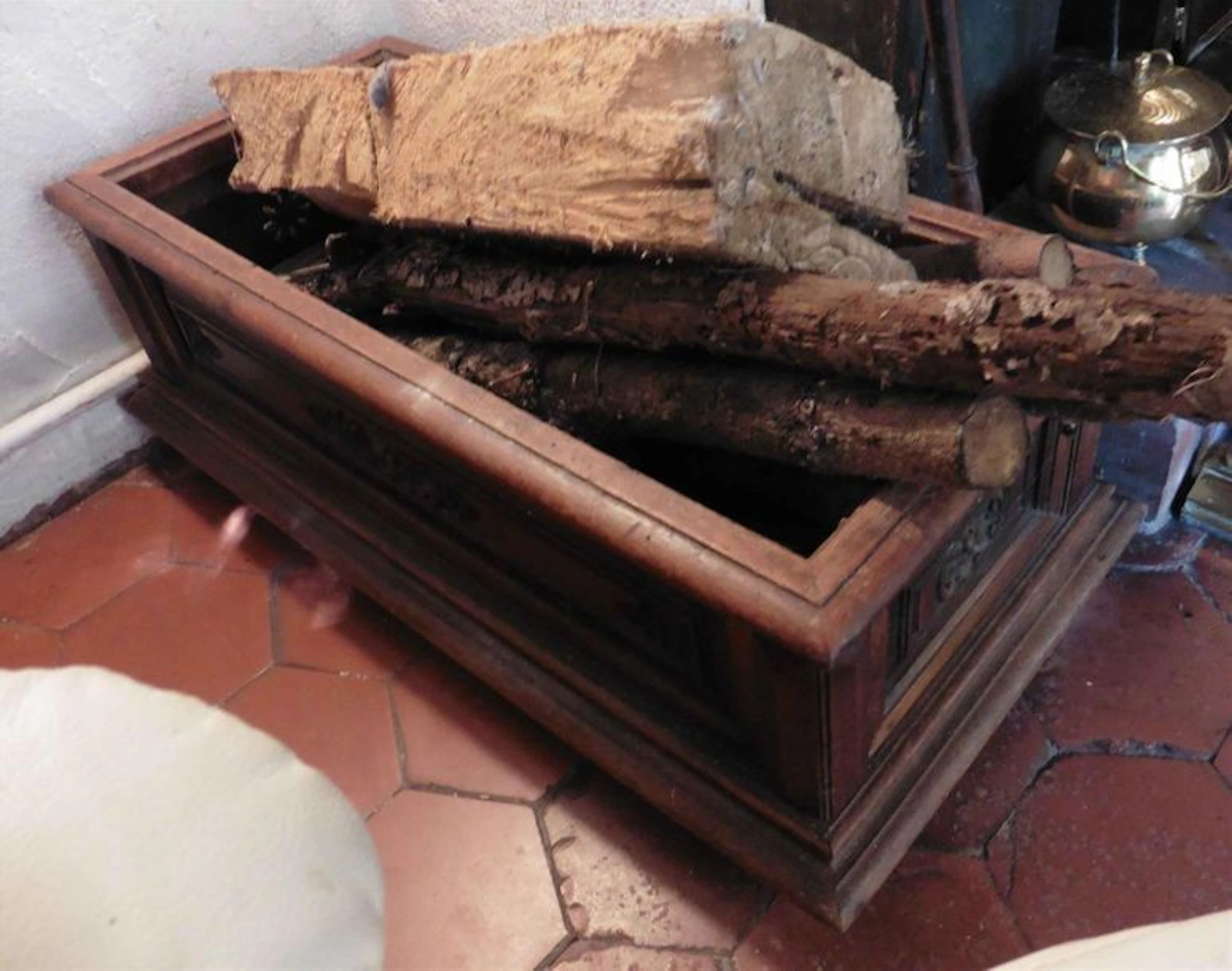 Jardinière en chêne sculpté et ajouré - XXe siècle Petit tabouret...