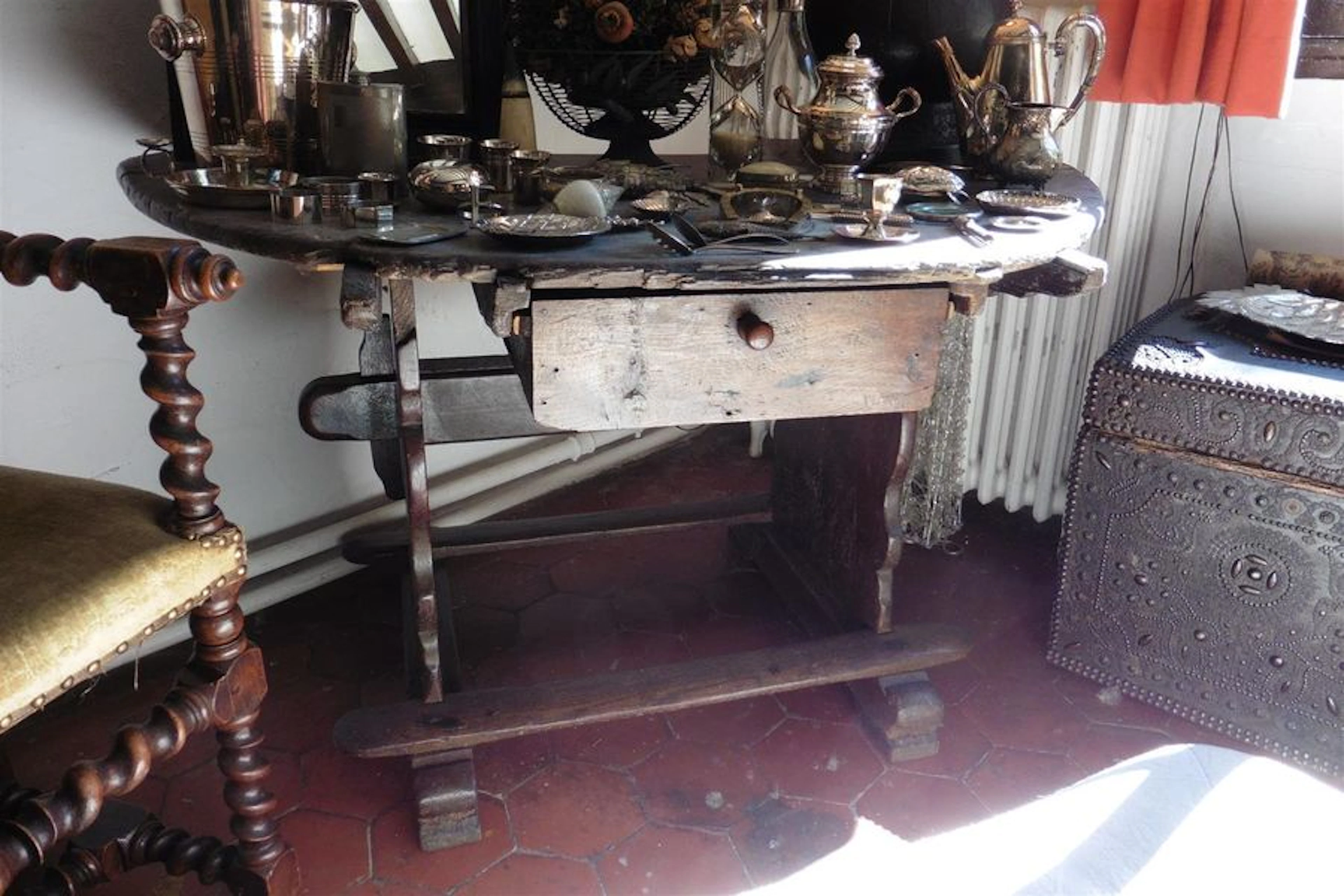 Table de forme demi-lune en chêne ouvrant par un tiroir en ceinture...