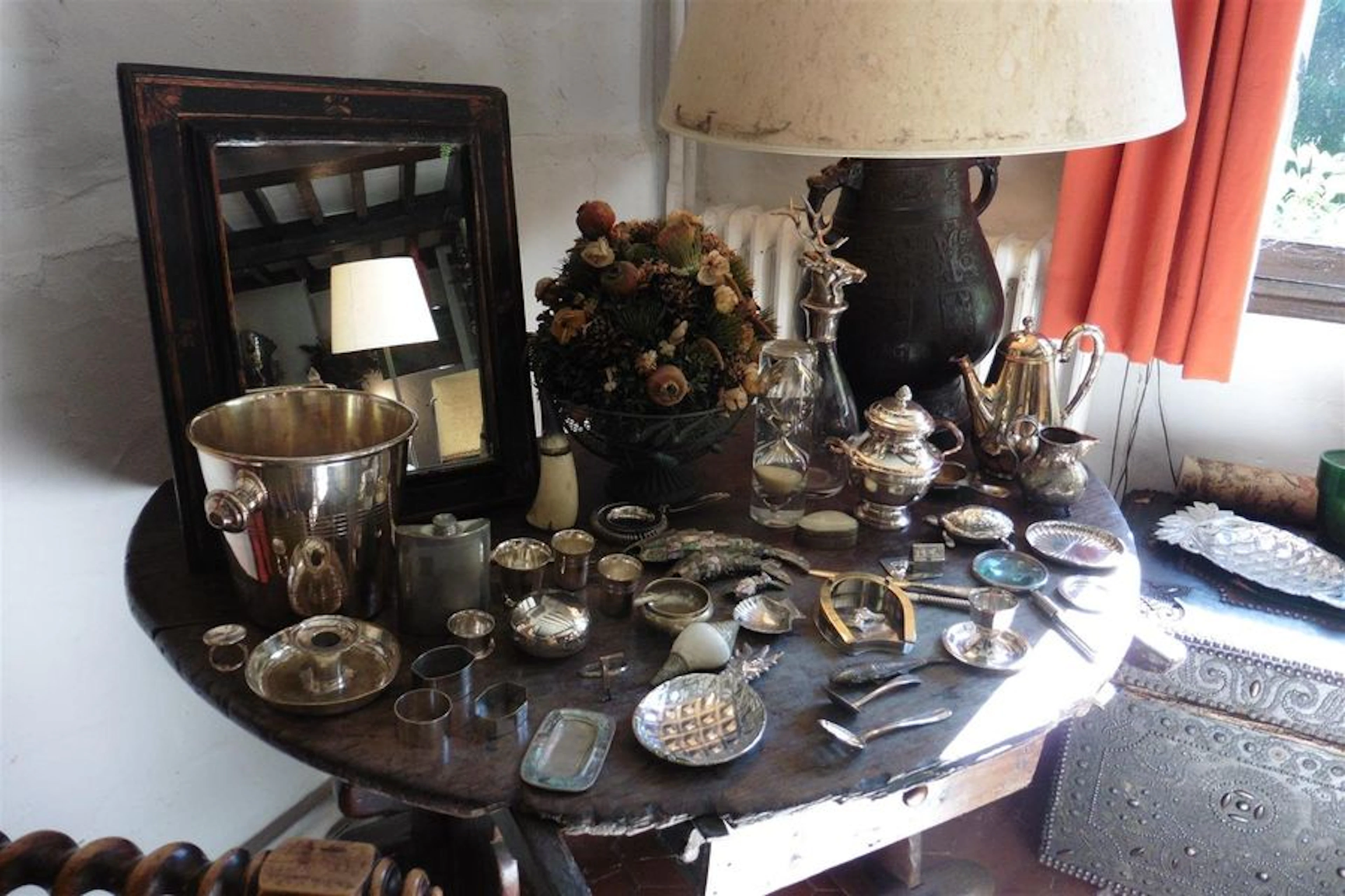 Ensemble d'objets en métal argenté dont : rond de serviette