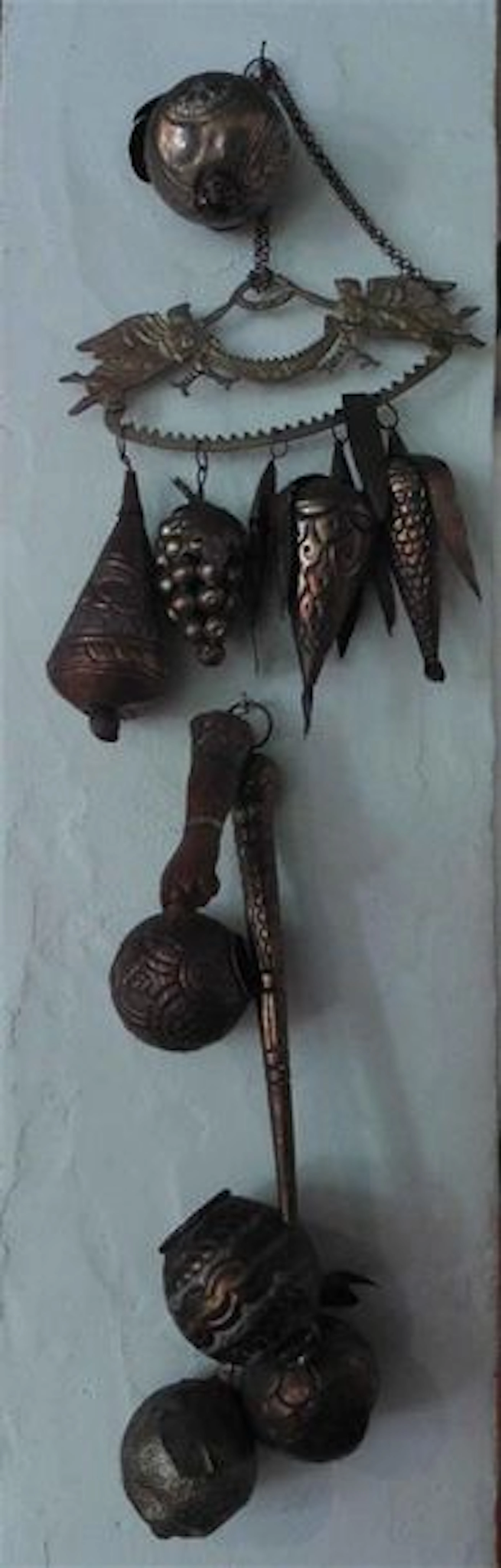Ensemble d'objets en cuivre repoussé dont grelots et divers -...