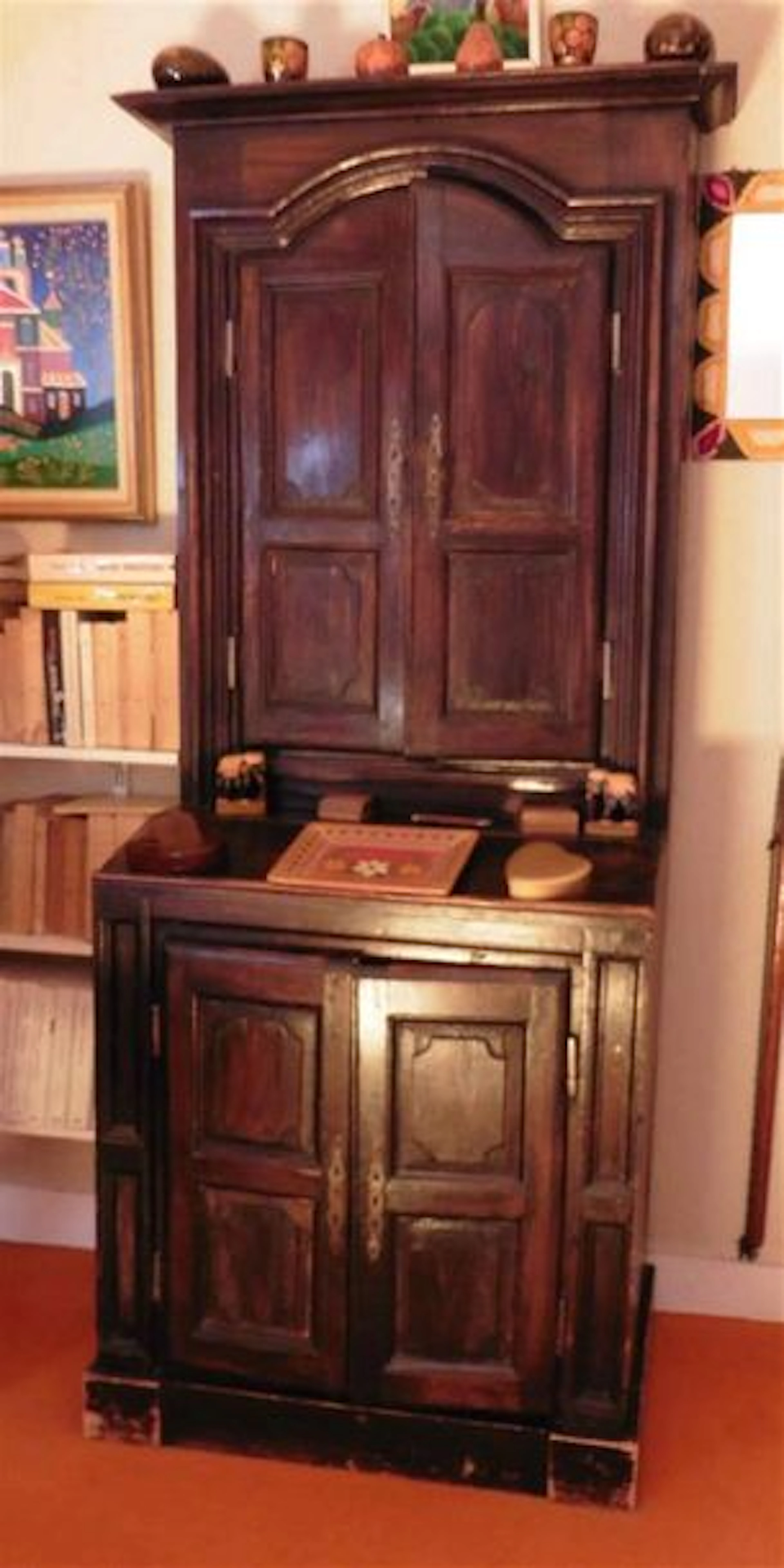 Petit buffet deux corps en chêne mouluré et sculpté