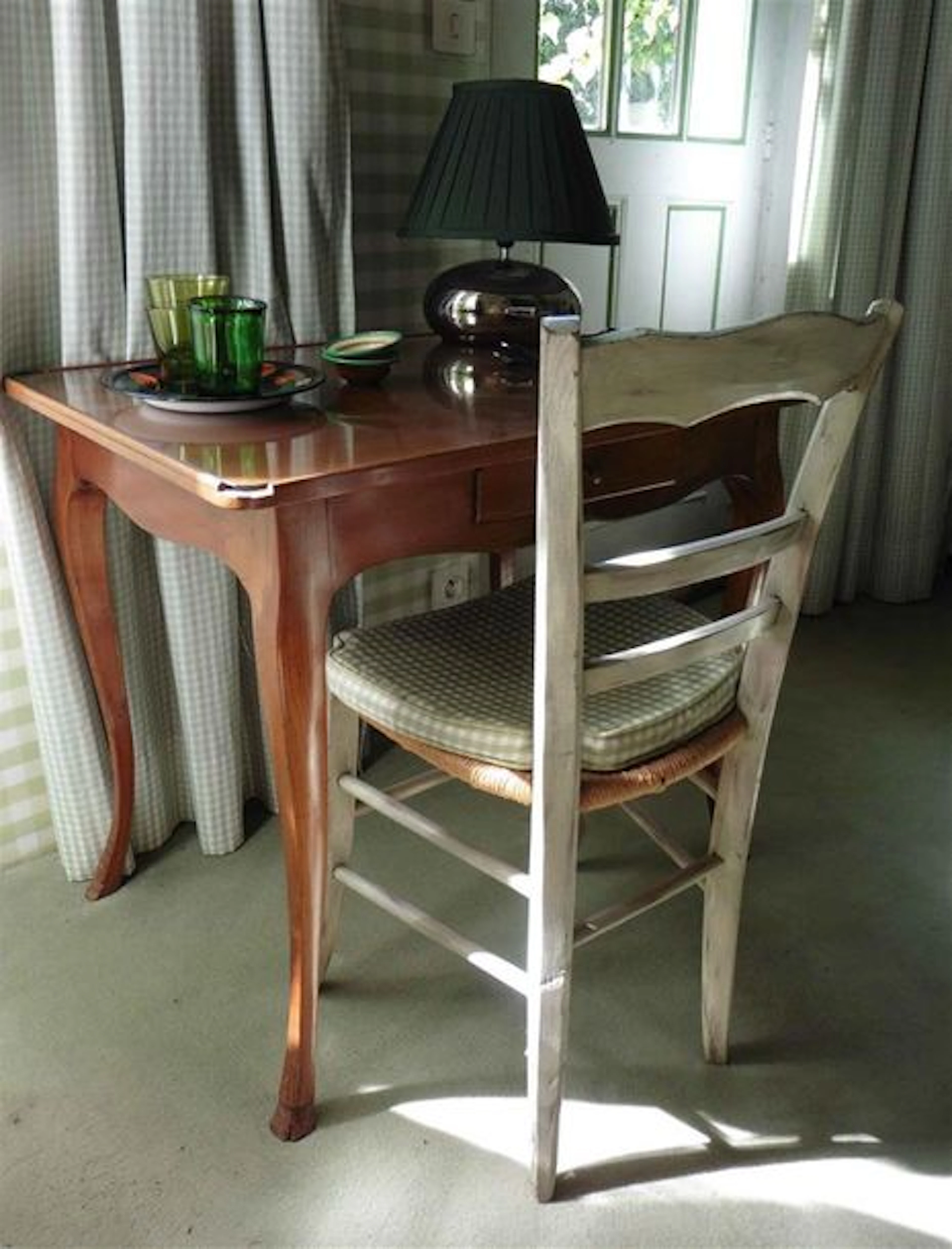 Petite table rustique en merisier ouvrant par un tiroir et reposant...