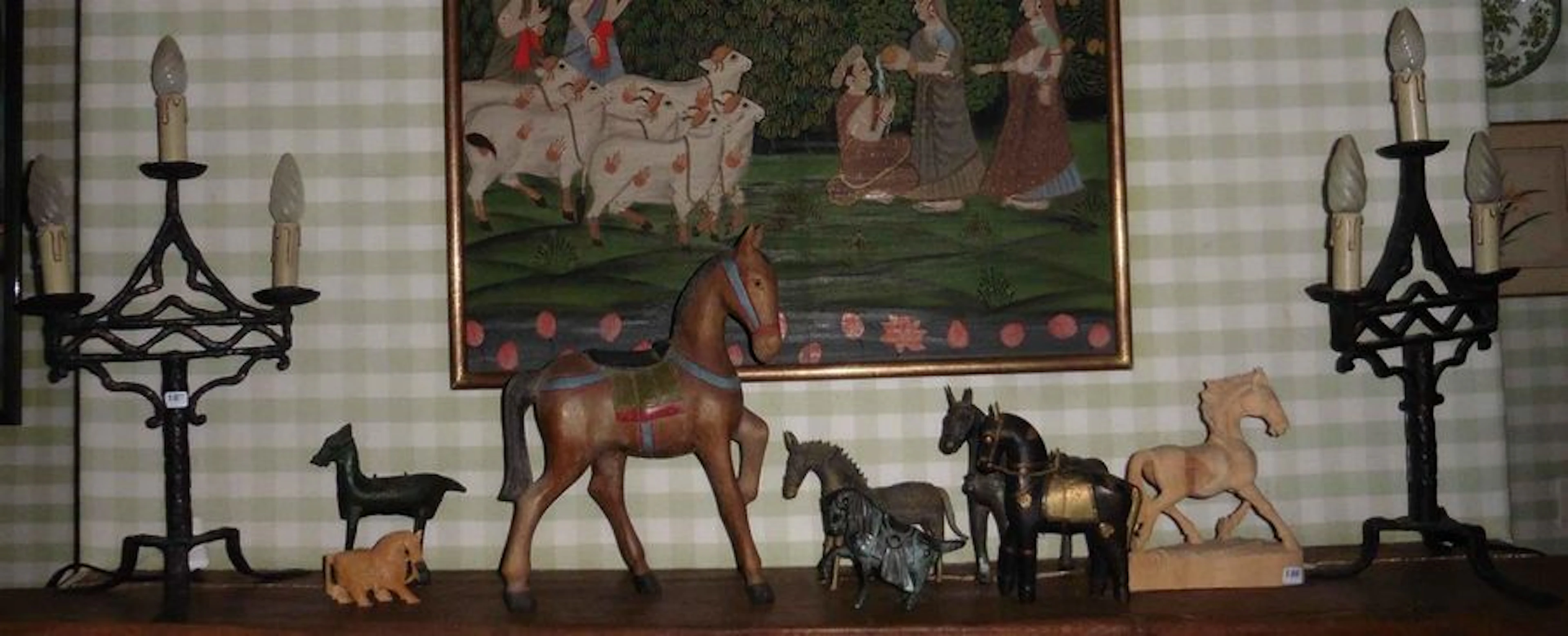 Ensemble de huit chevaux décoratifs Paire de chandeliers en fer...