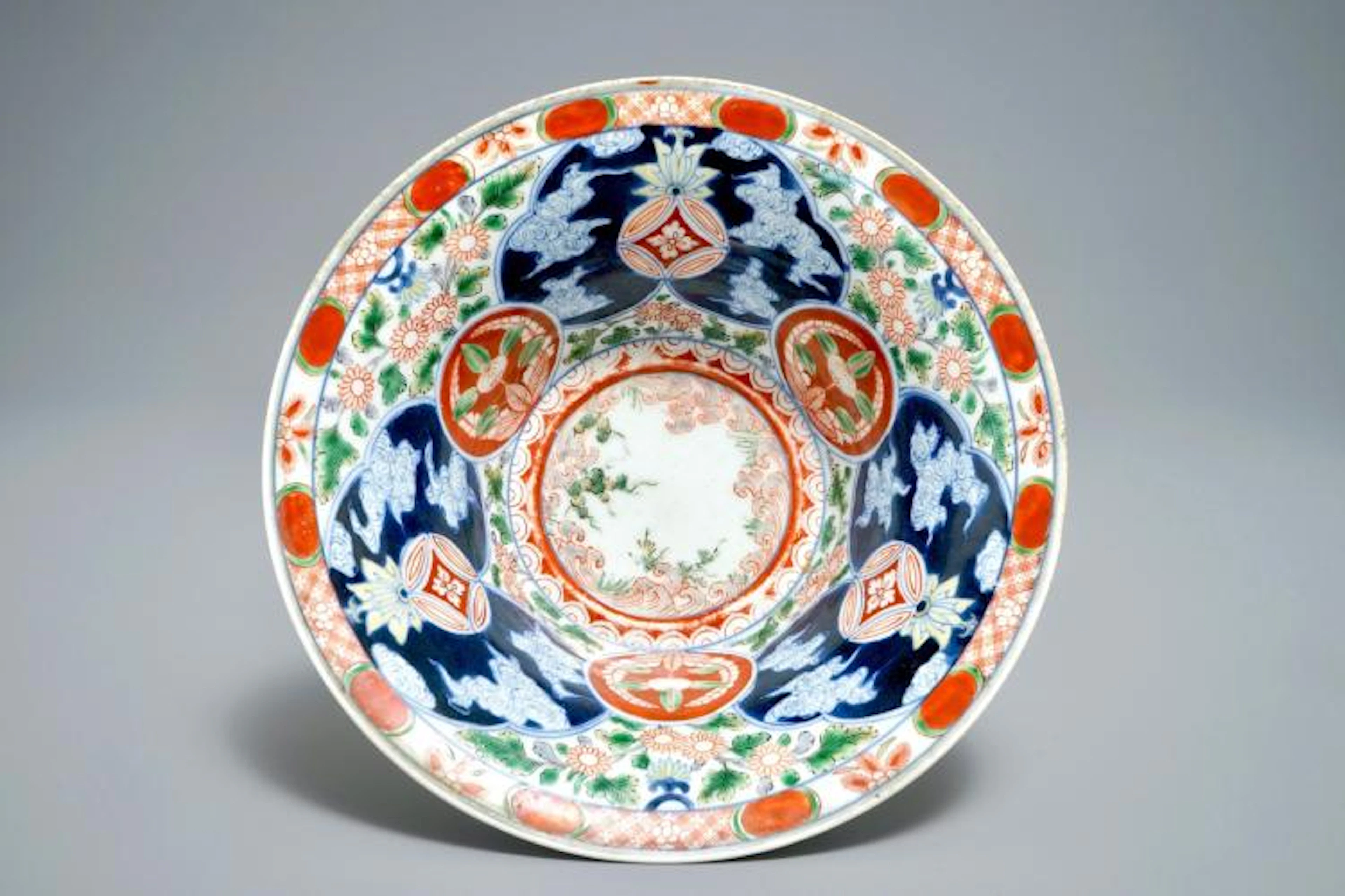 A JAPANESE ARITA IMARI-KINRANDE BOWL FOR THE DOMESTIC MARKET
