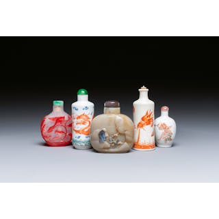 Five Chinese porcelain, glass and agate snuff bottles, 19/20th C.
