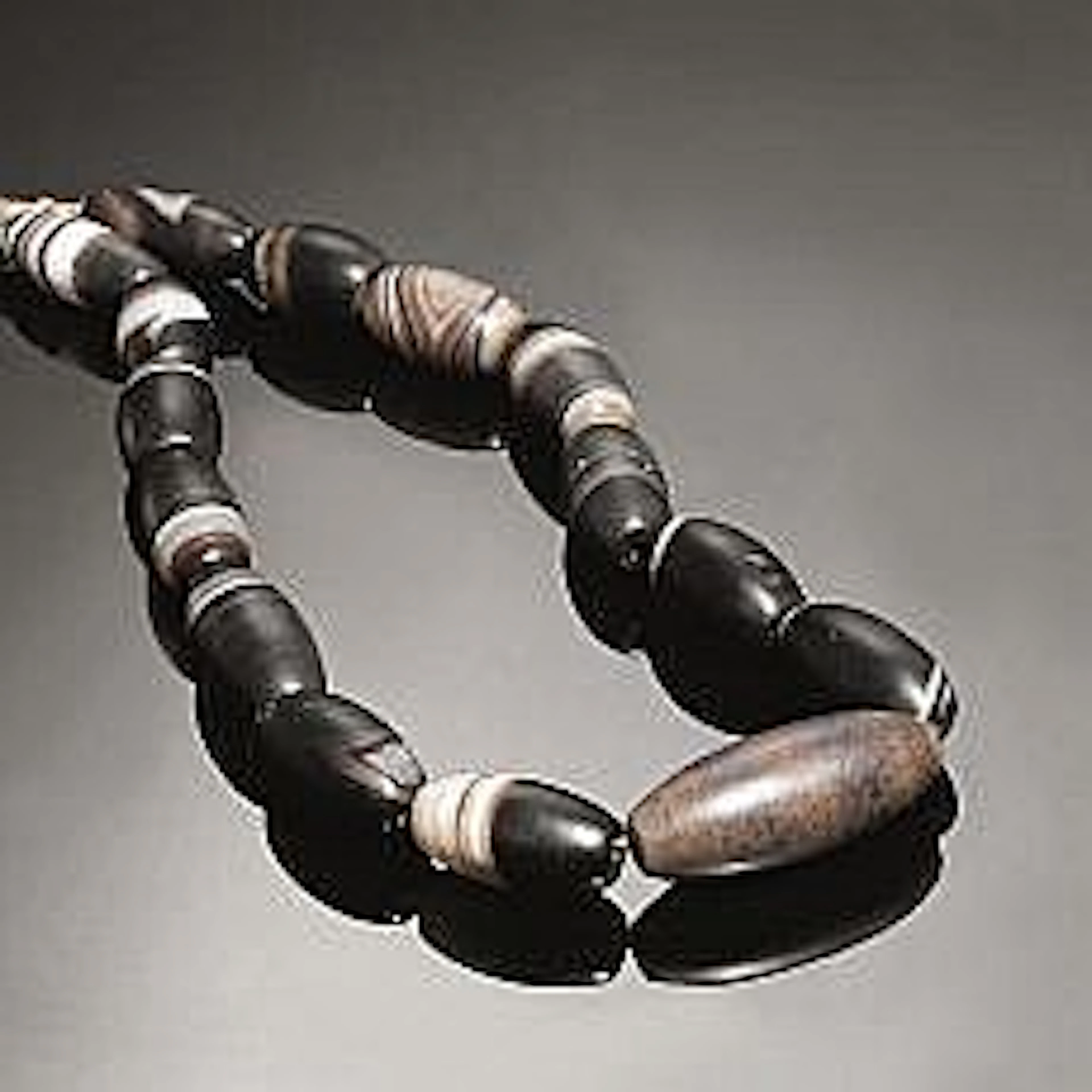 Collana Materia e tecnica: agata intagliata e
