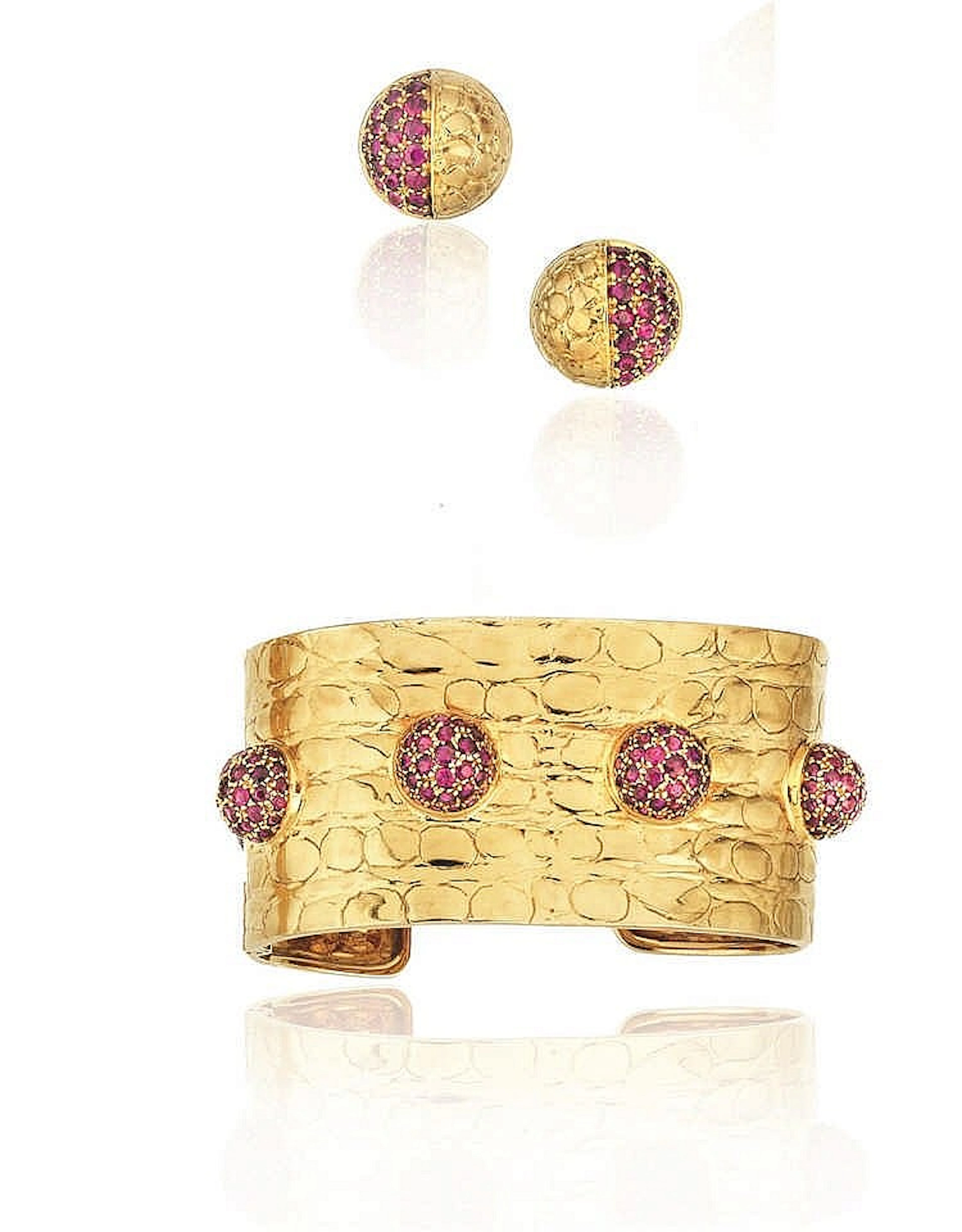 DEMI PARURE, GUCCI, IN ORO GIALLO E RUBINI COMPOSTA DI BRACCIALE E PAIO DI