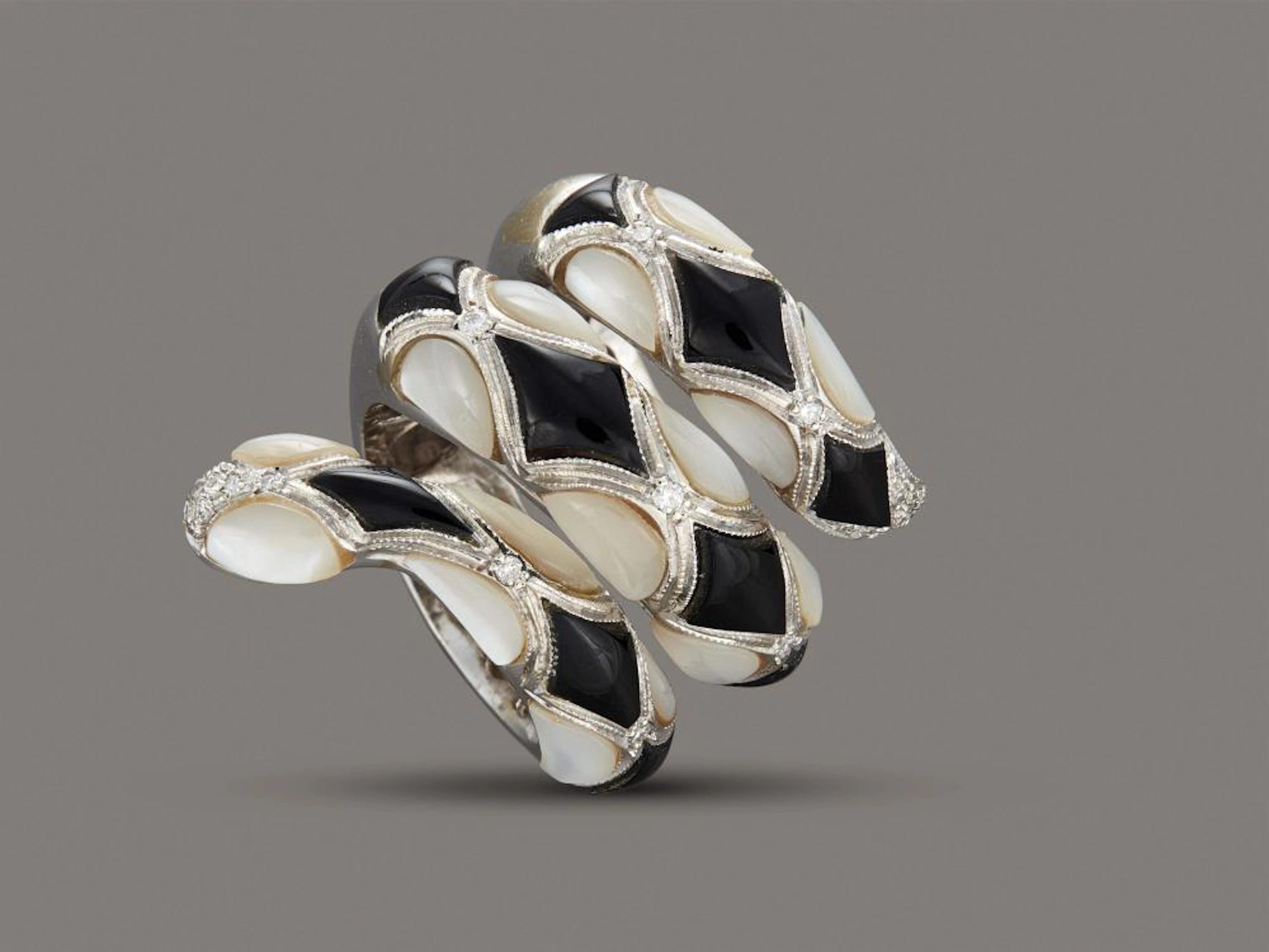 ANELLO TRE GIRI IN ORO BIANCO ONICE E CRISTALLO DI ROCCA a forma di serpente
