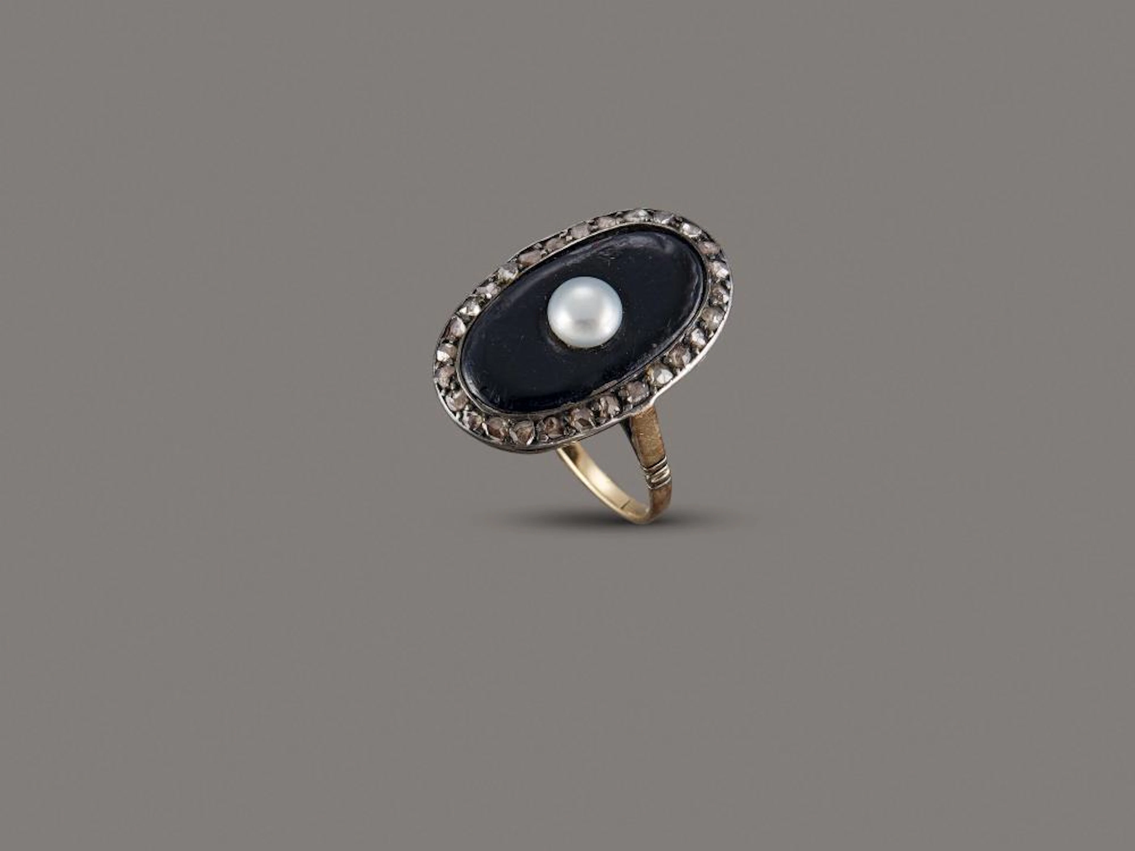 ANELLO IN ORO BASSO E ARGENTO CON ONICE DIAMANTI E PERLA a losanga