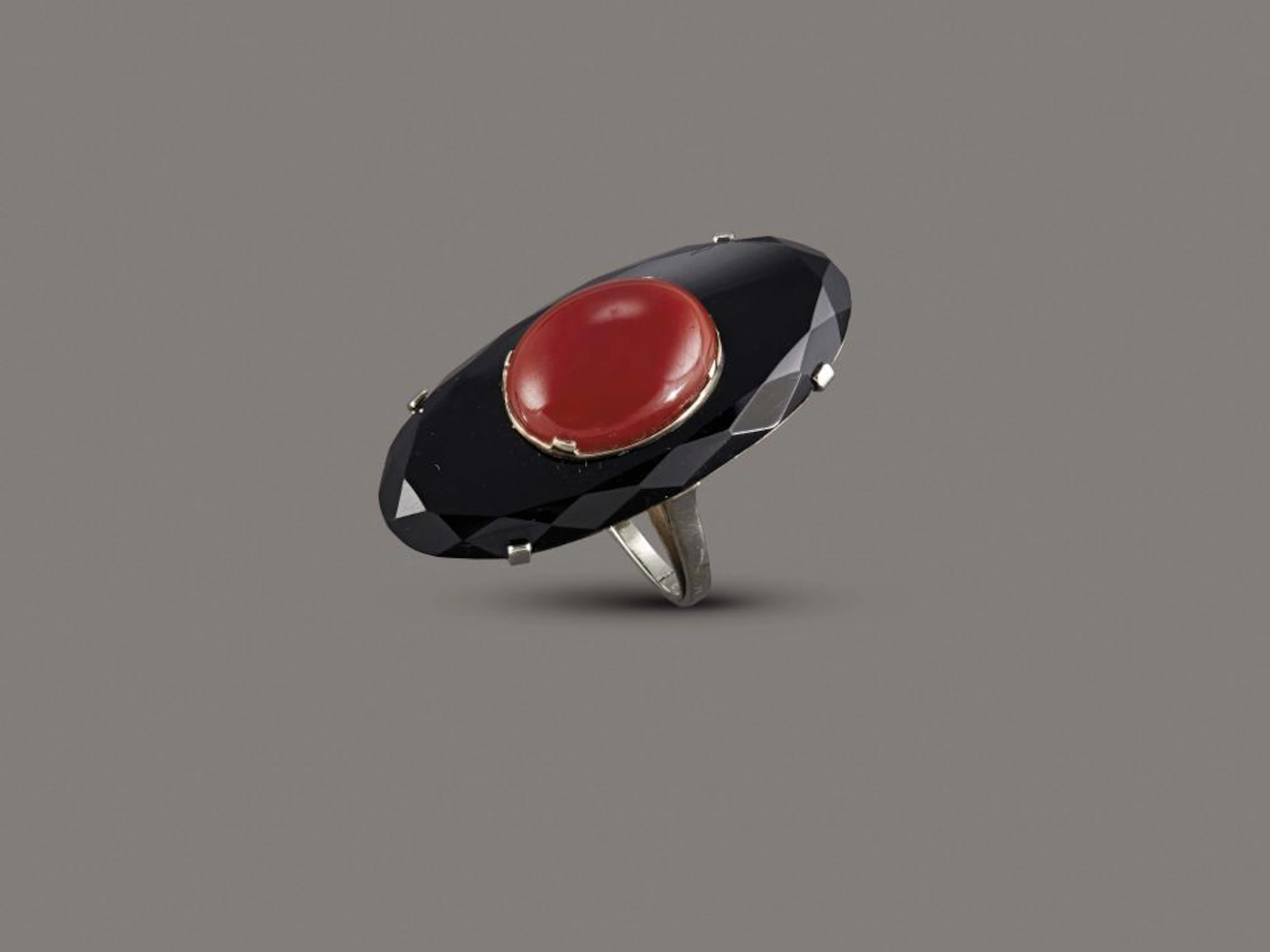 ANELLO IN ORO BIANCO CON ONICE E CORALLO a losanga