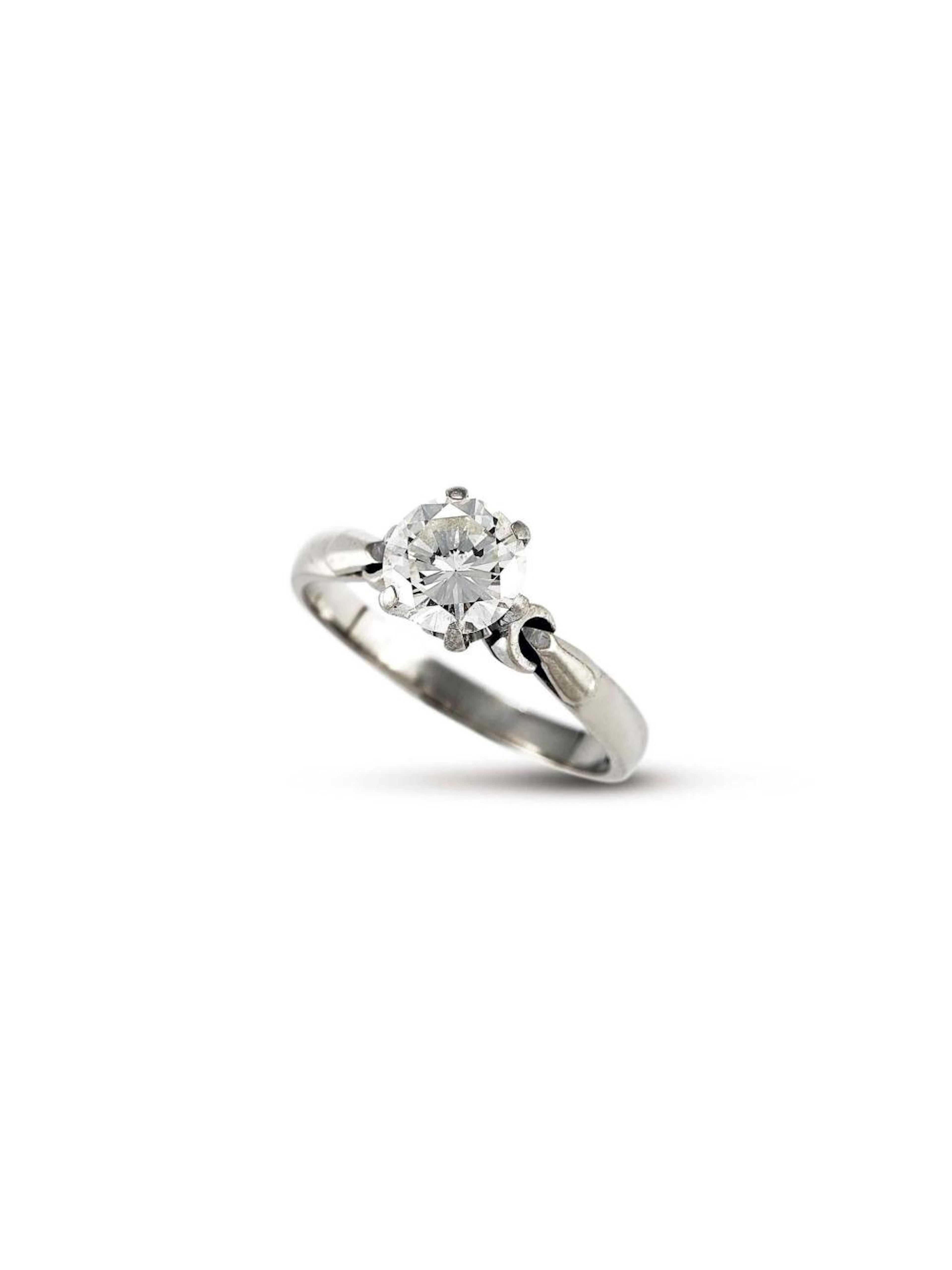 ANELLO SOLITARIO IN ORO BIANCO con diamante taglio brillante di c