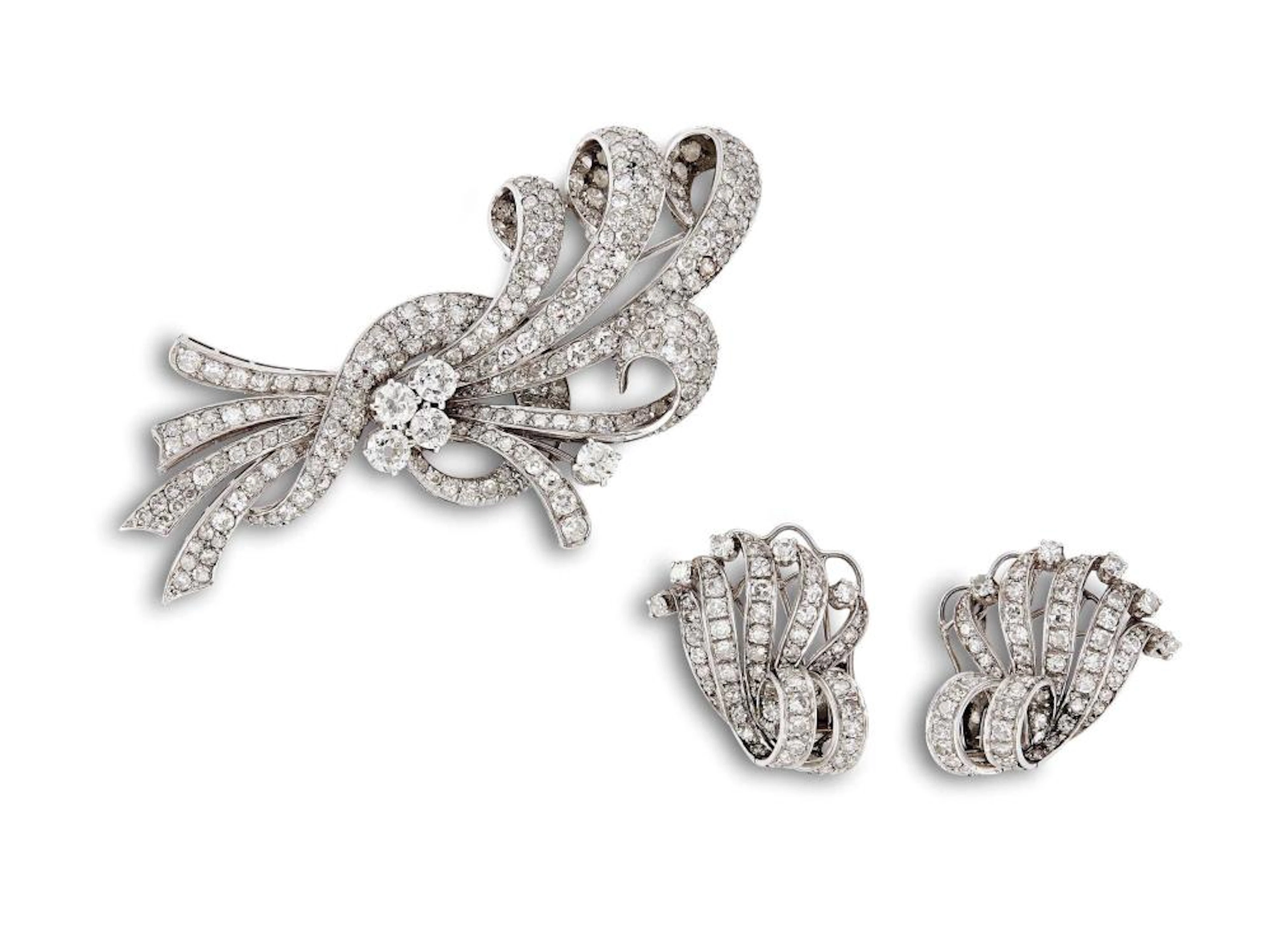 ORECCHINI E SPILLA IN PLATINO E DIAMANTI realizzati a motivi floreali co