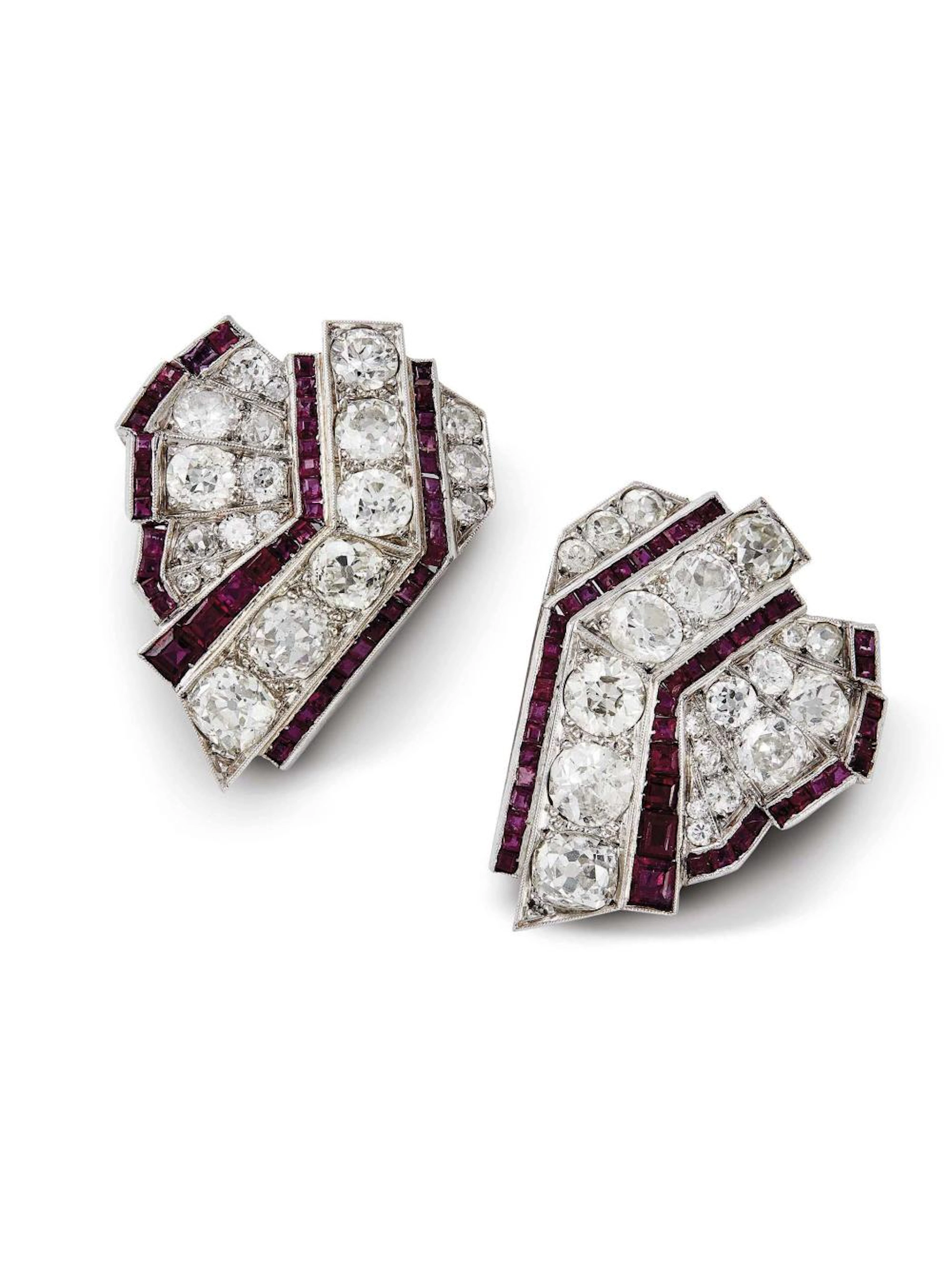 PAIO DI ORECCHINI STILE DECO' IN PLATINO CON RUBINI E DIAMANTI trasforma