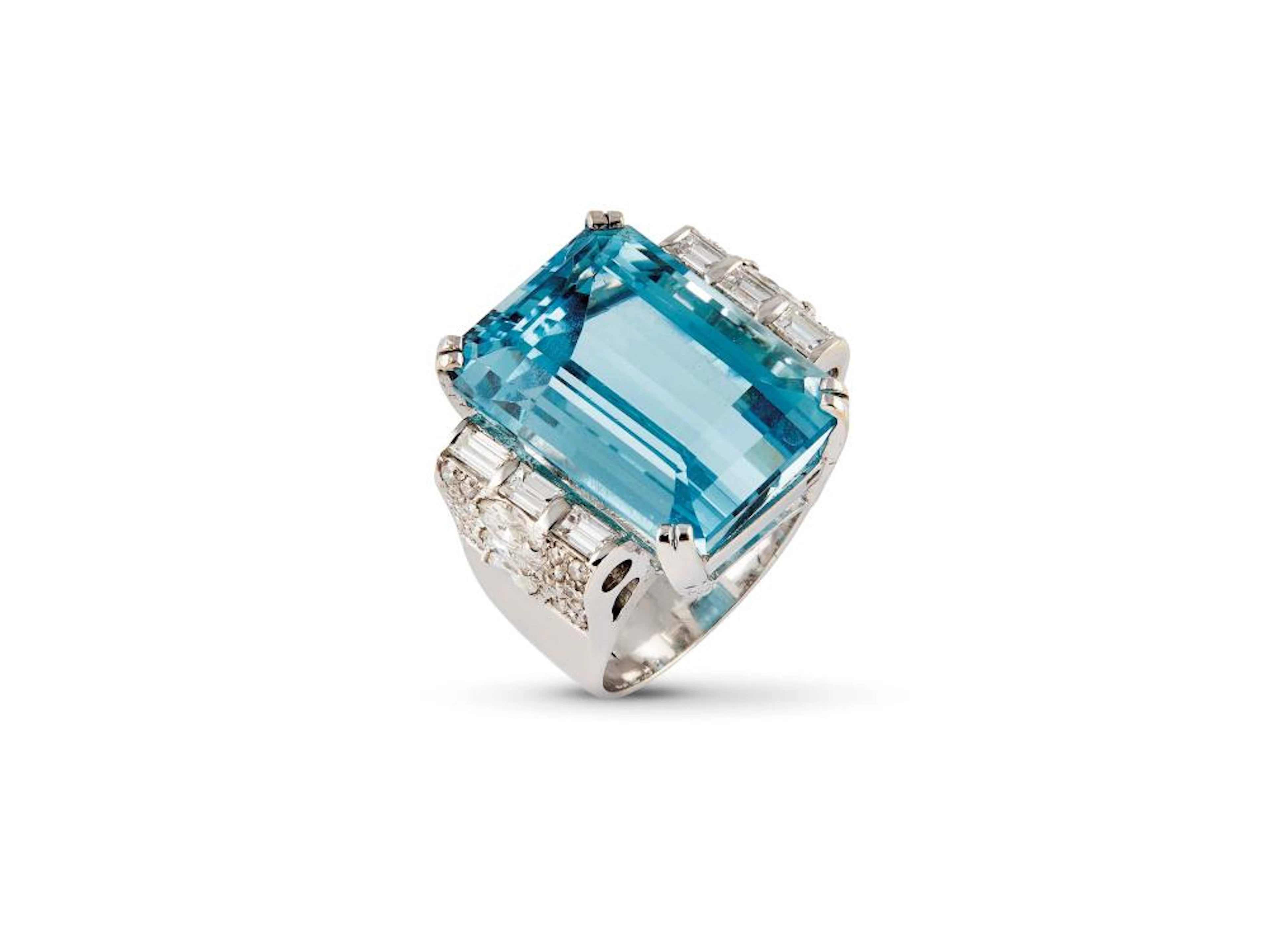 ANELLO IN ORO BIANCO CON ACQUAMARINA E DIAMANTI al centro un acquamarina