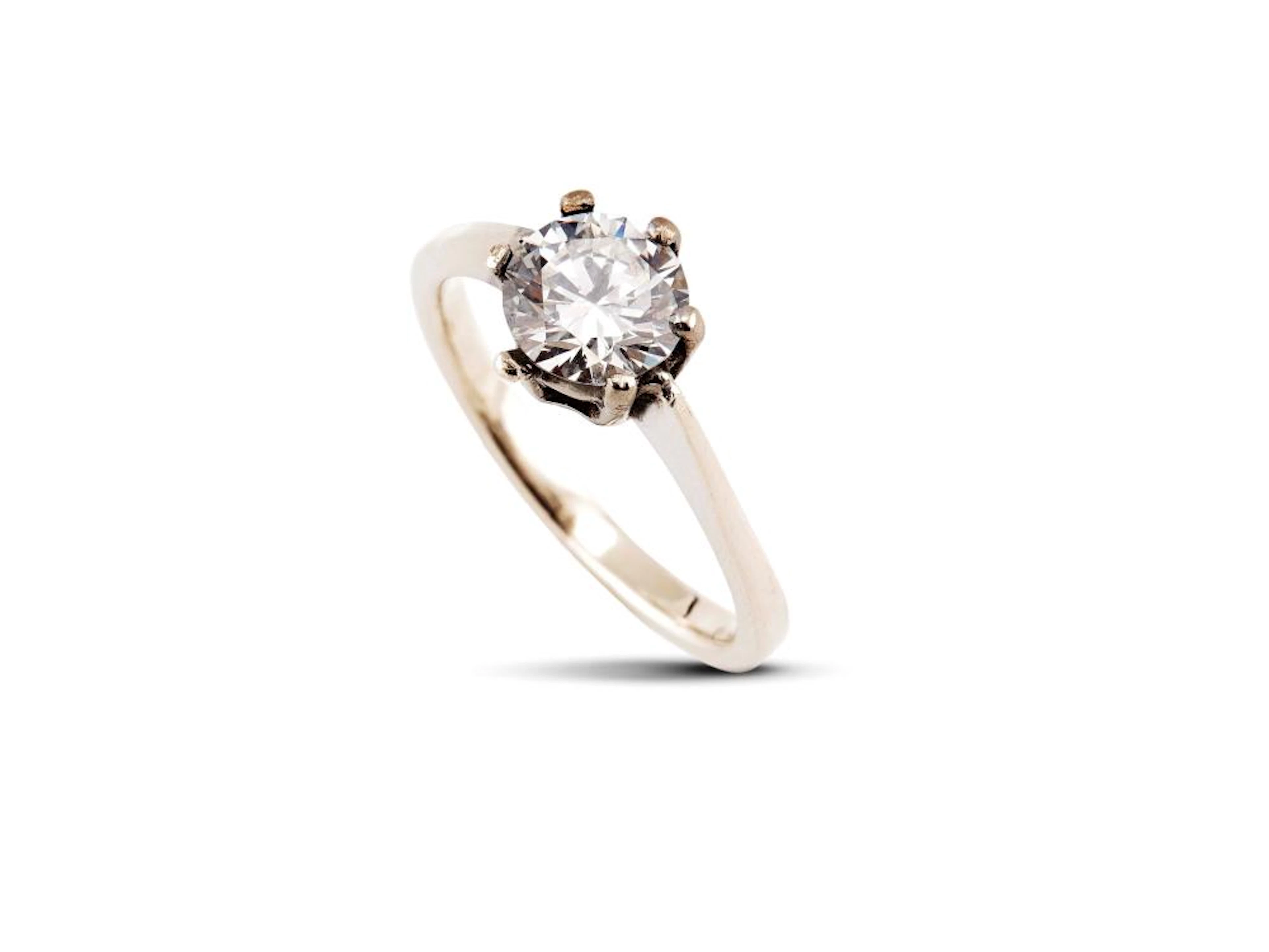 ANELLO A SOLITARIO IN ORO BIANCO 18KT CON DIAMANTE sulla sommità