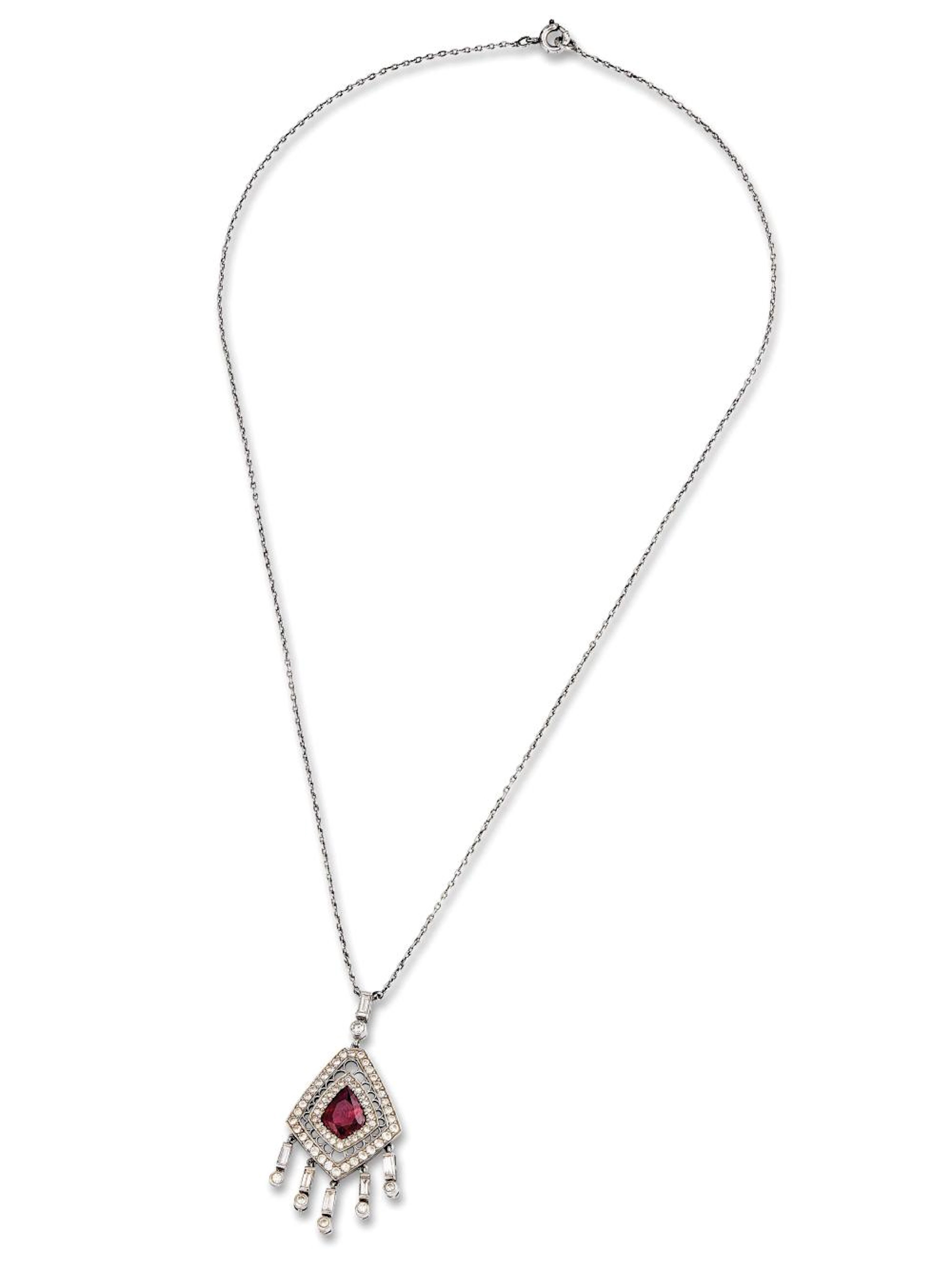 COLLANA IN ORO BIANCO CON RUBINO E DIAMANTI con pendente recante al cent