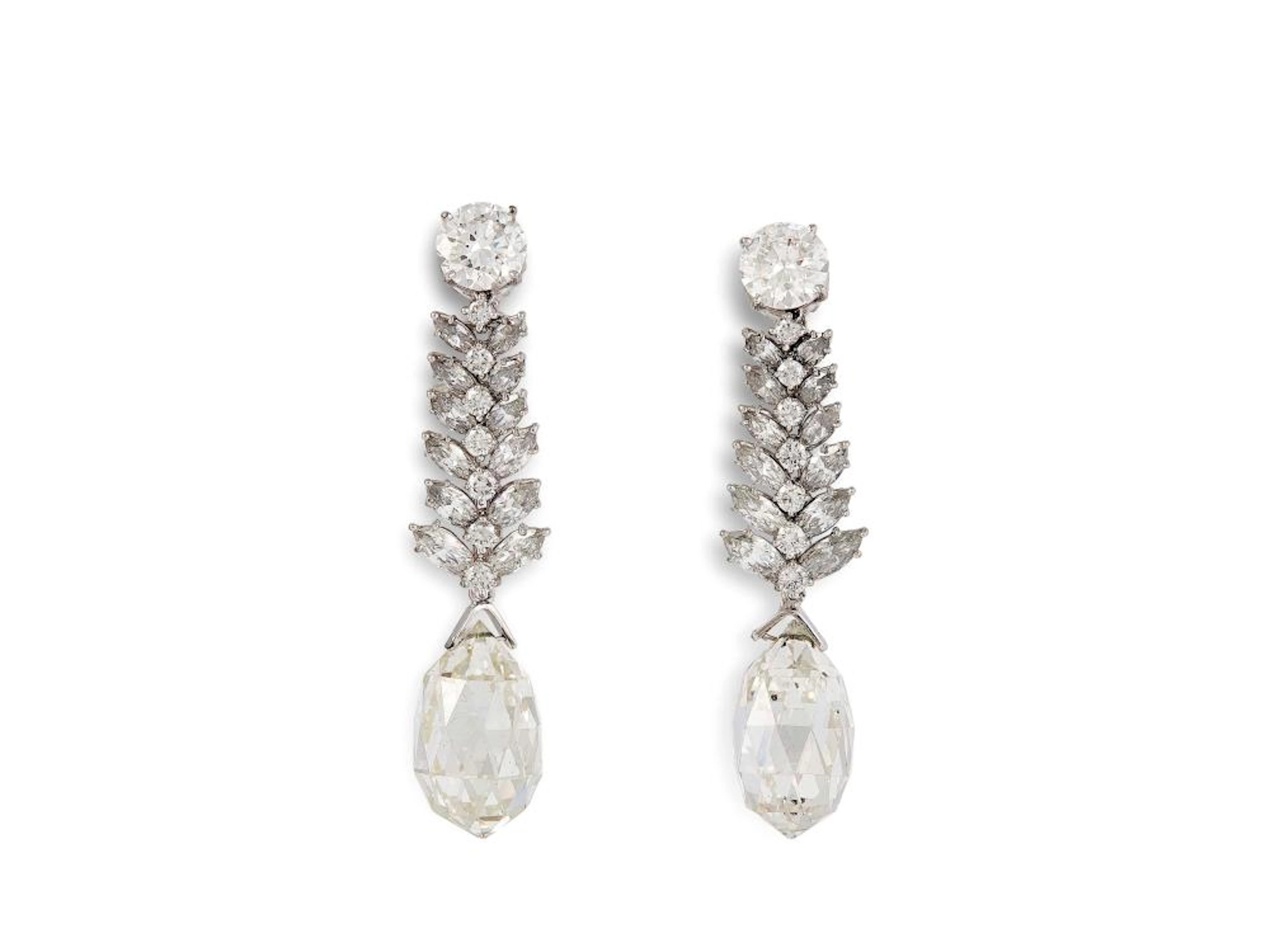 PAIO DI ORECCHINI IN PLATINO E DIAMANTI di forma pendente tremblant,&nbs