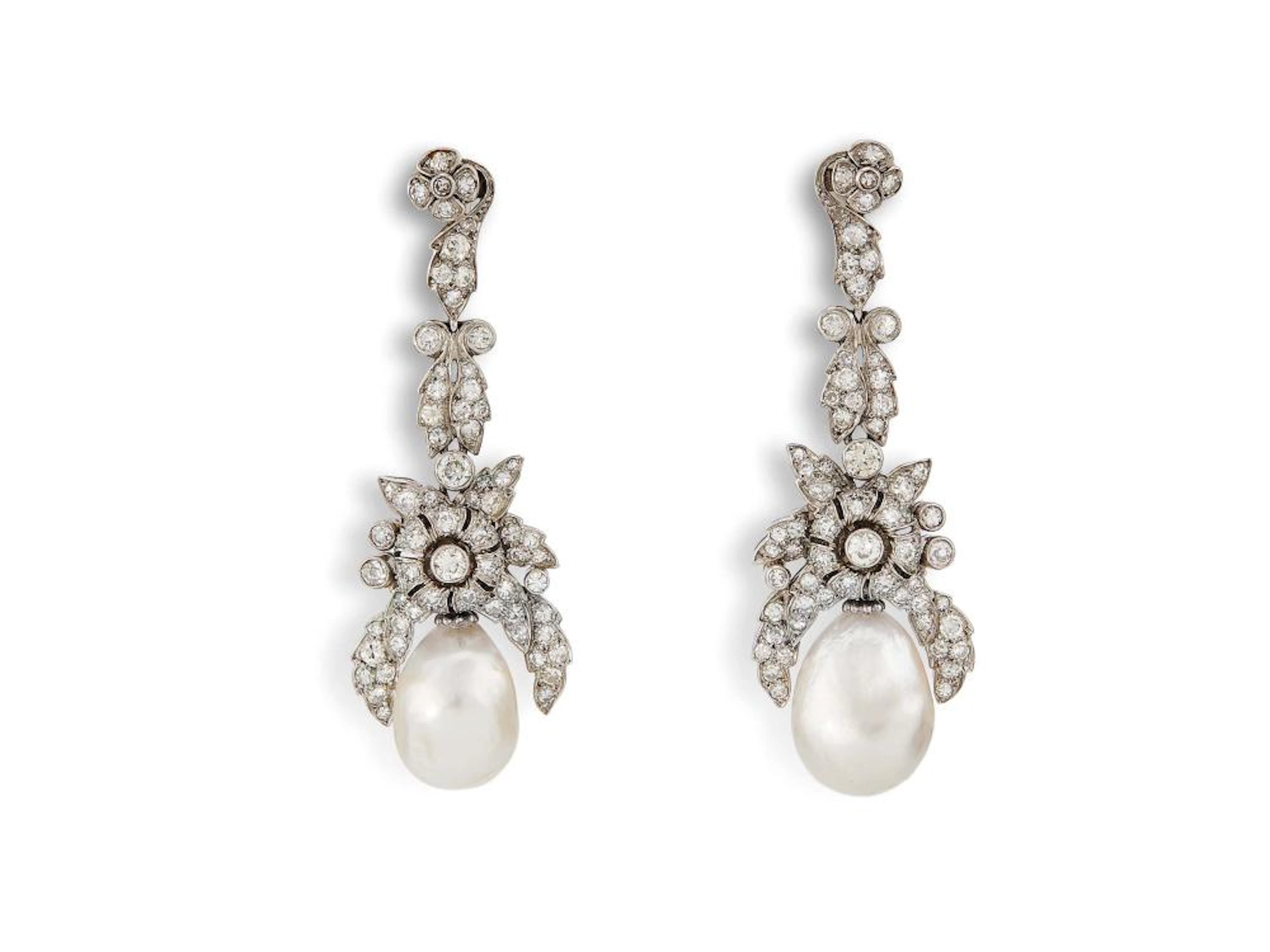 PAIO DI ORECCHINI IN PLATINO CON PERLE E DIAMANTI di forma pendente, imp