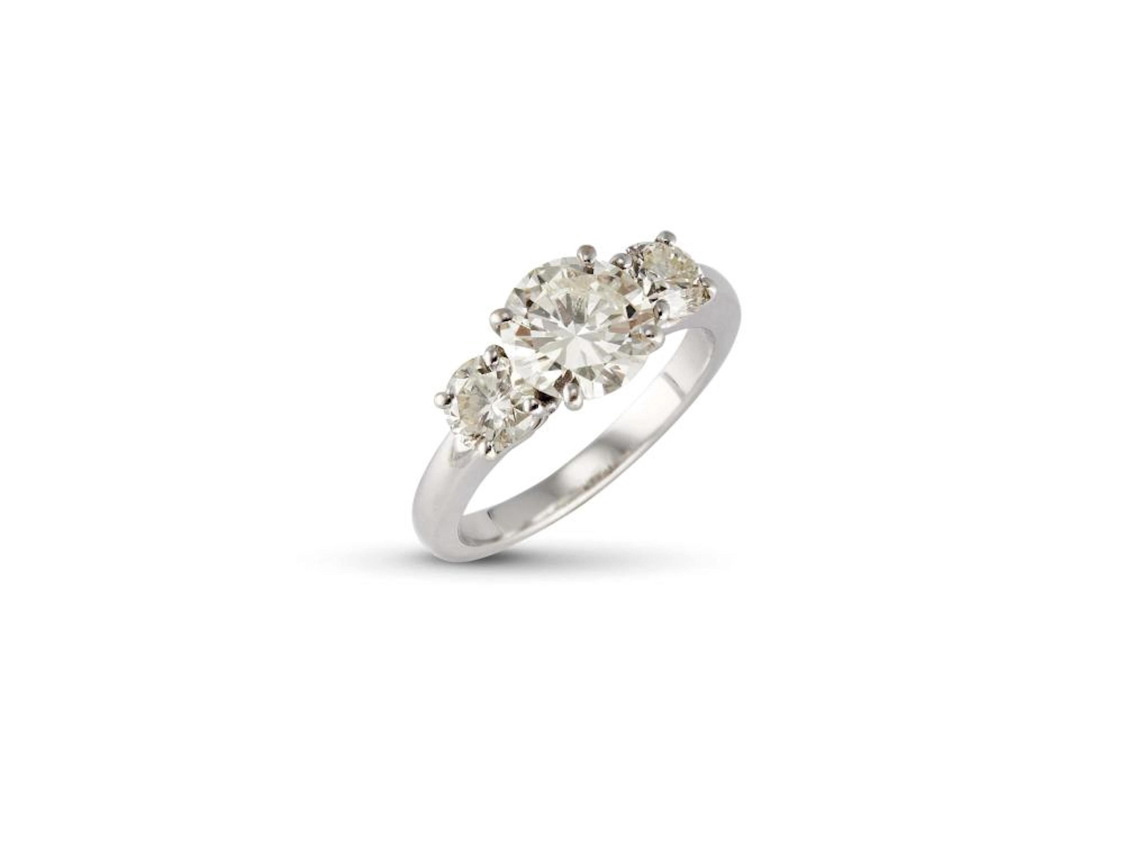 ANELLO TRILOGY IN ORO BIANCO CON DIAMANTI impreziosito al centro da un d