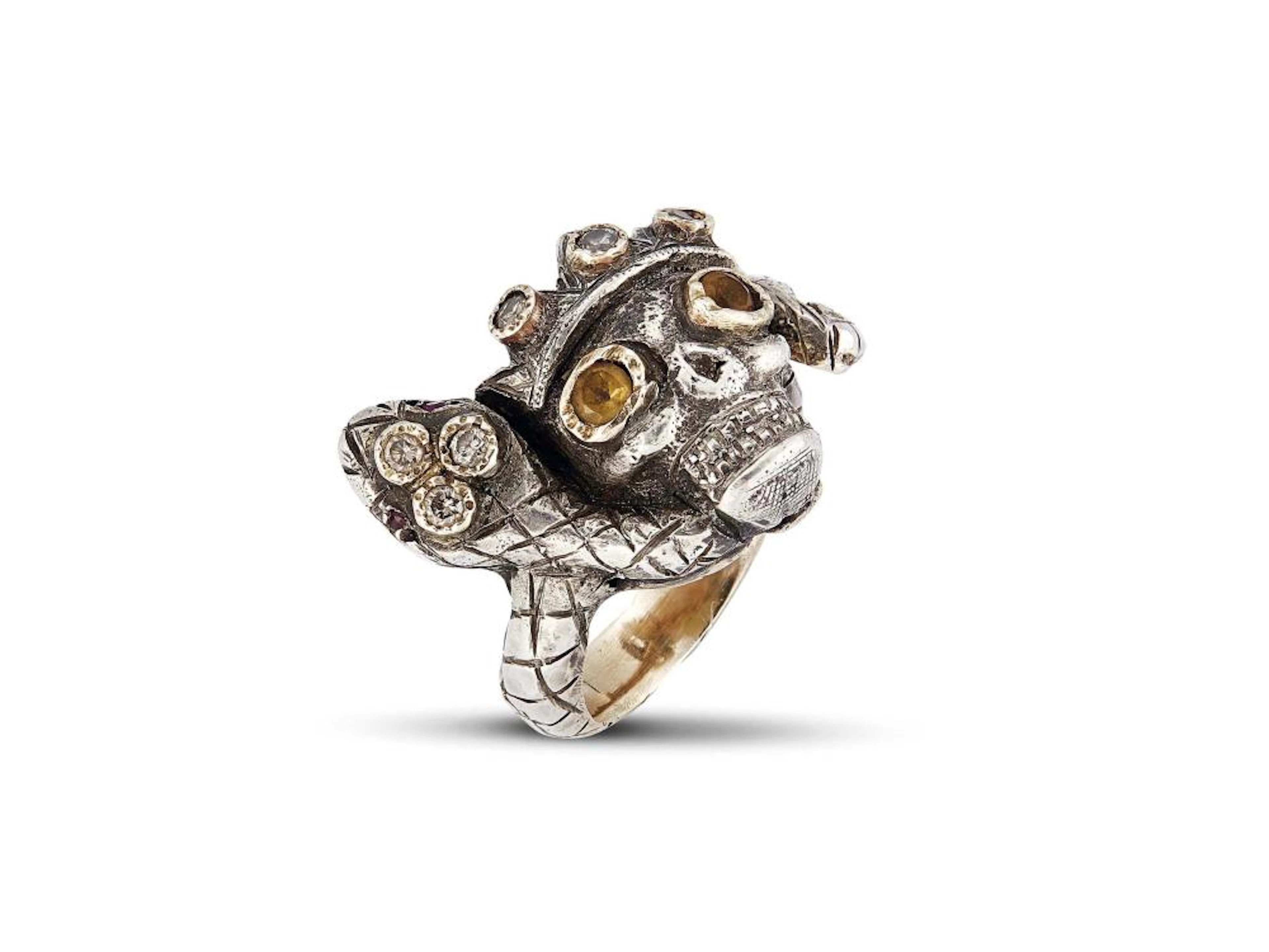 A. CODOGNATO ANELLO MEMENTO MORI IN ORO E ARGENTO sulla sommità u