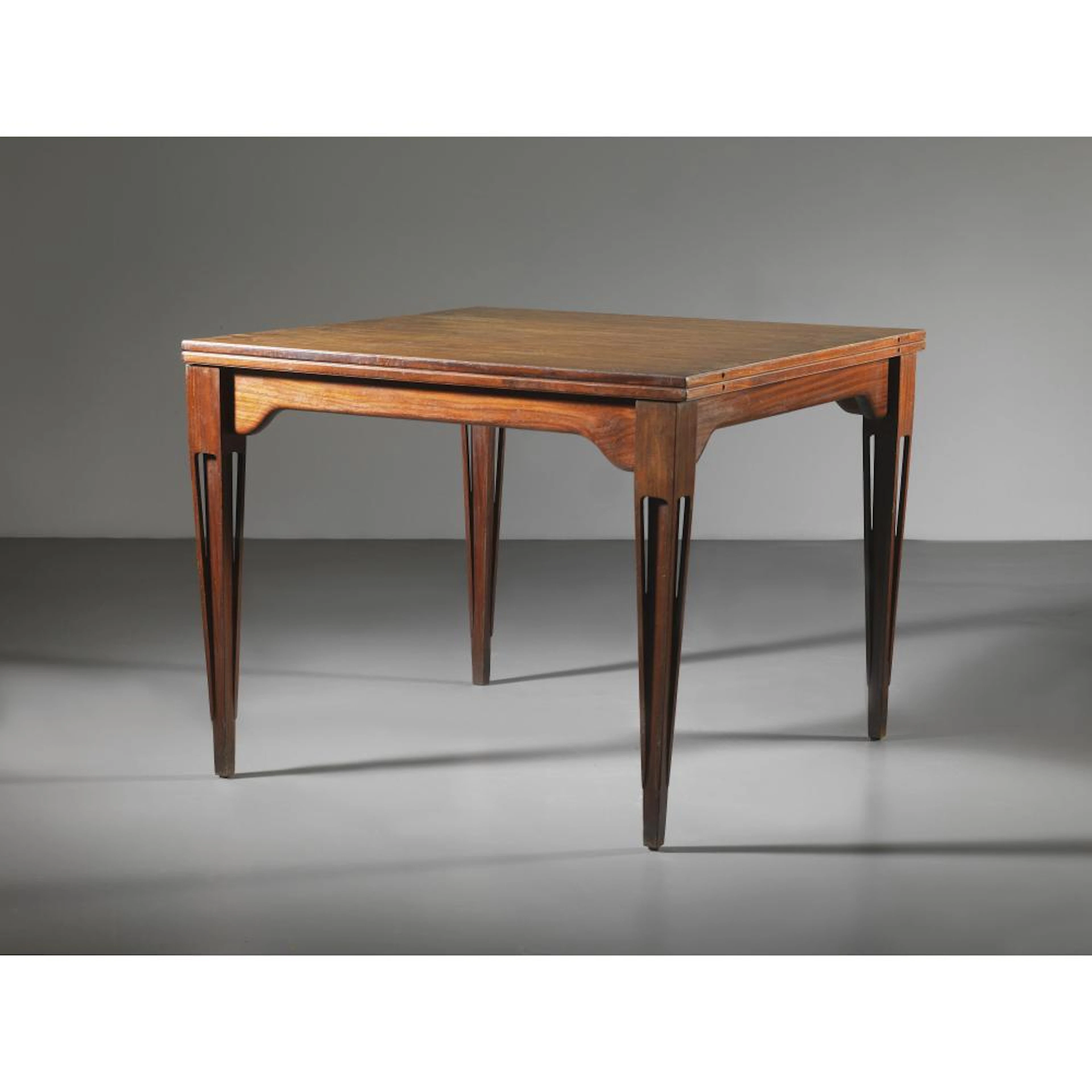 EXTENDING WOODEN TABLE