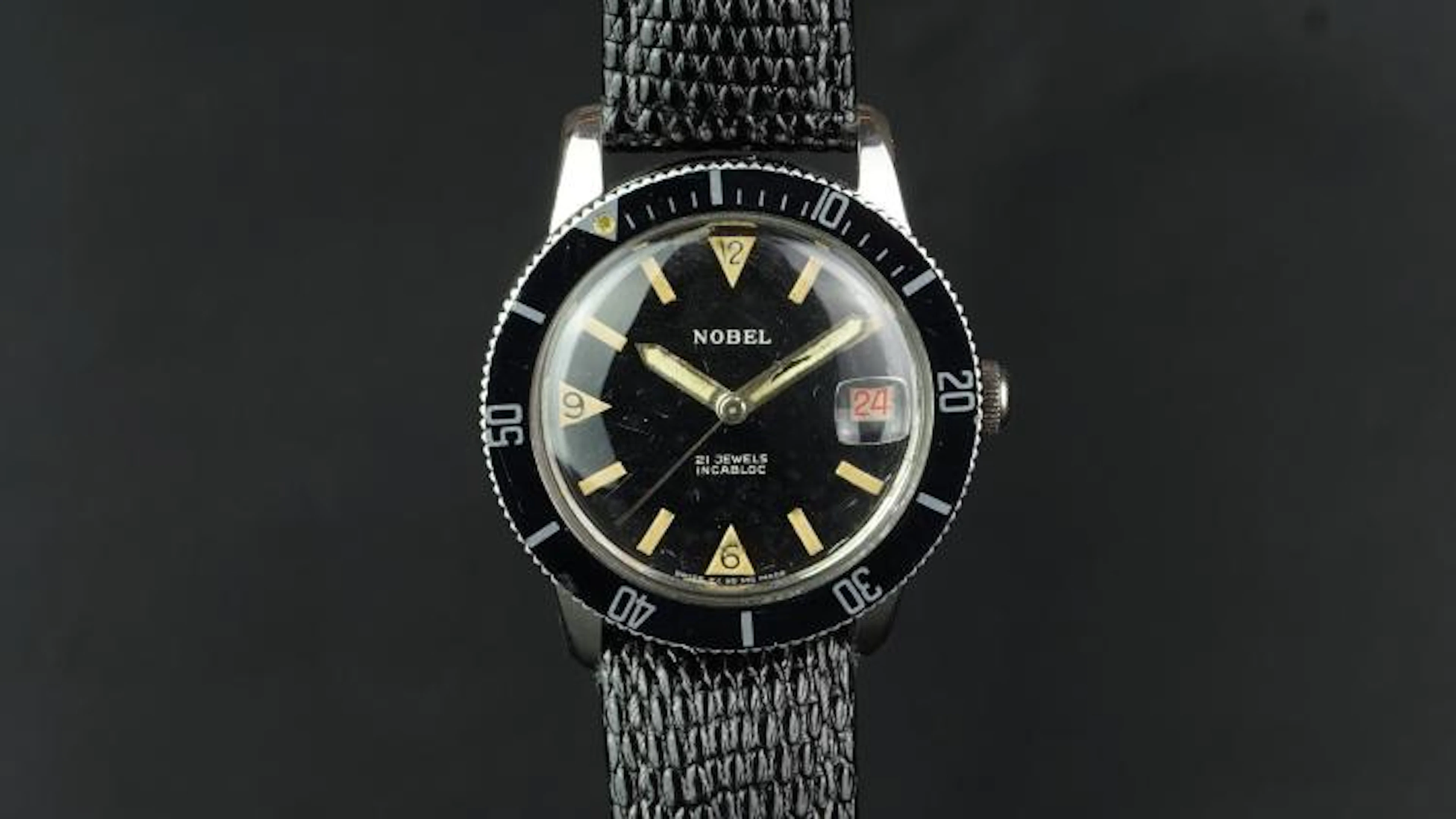 GENTLEMEN'S NOBEL DIVERS WRISTWATCH, circular black dial with patina hour
