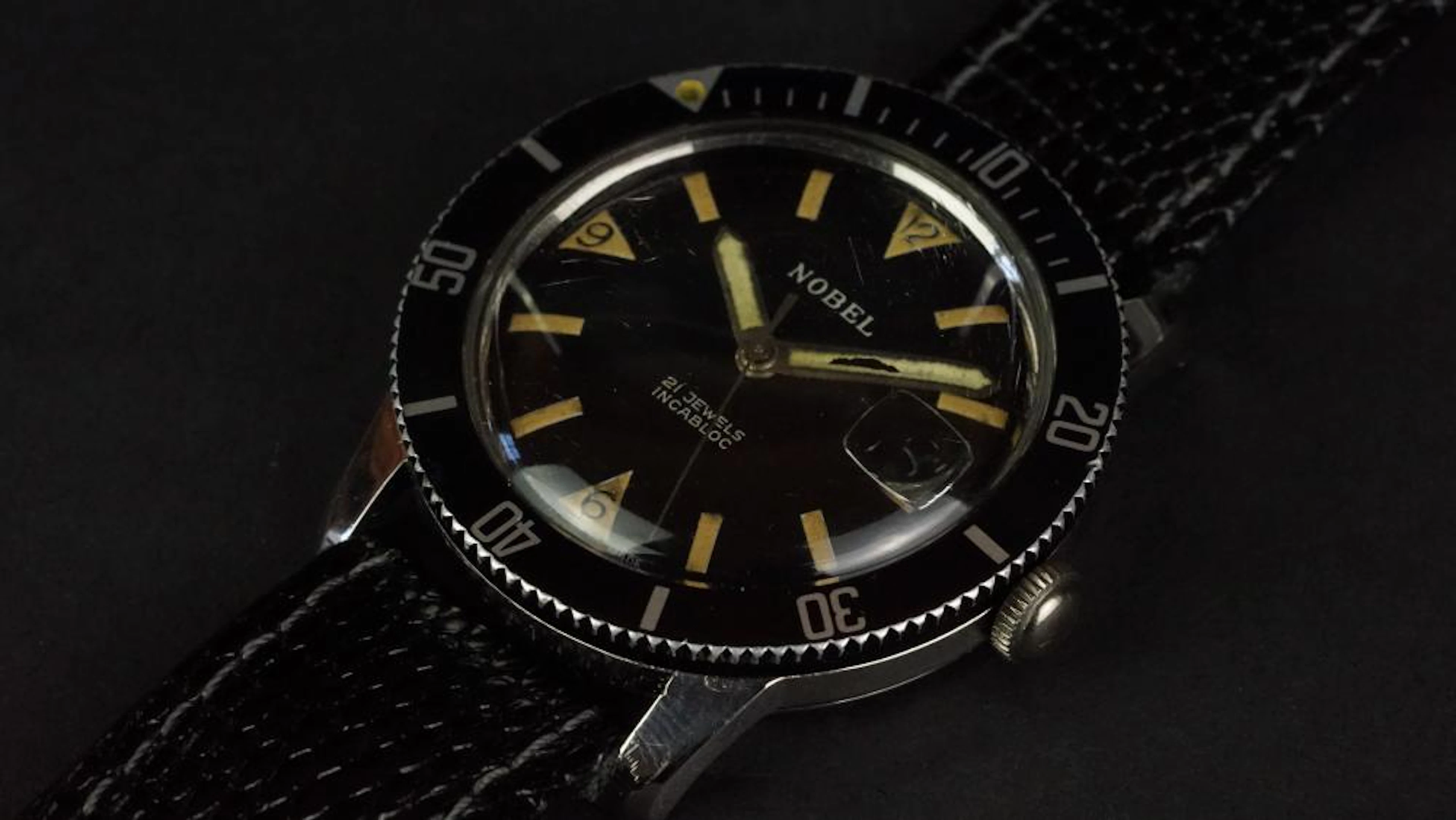 GENTLEMEN'S NOBEL VINTAGE DIVERS WRISTWATCH, circular black dial with patin