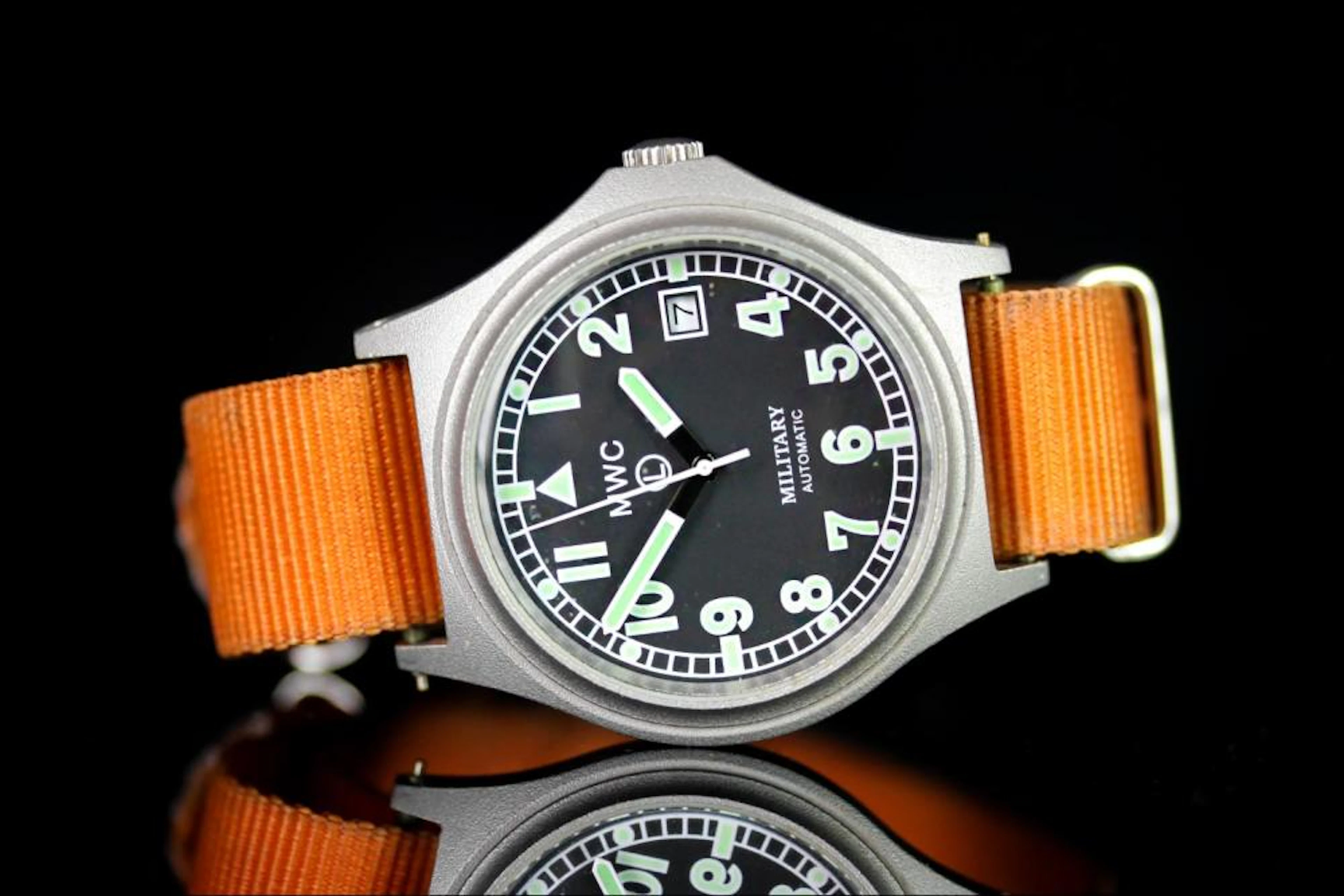 GENTLEMENS MWC MILITARY WRISTWATCH, circular black dial with arabic numbers